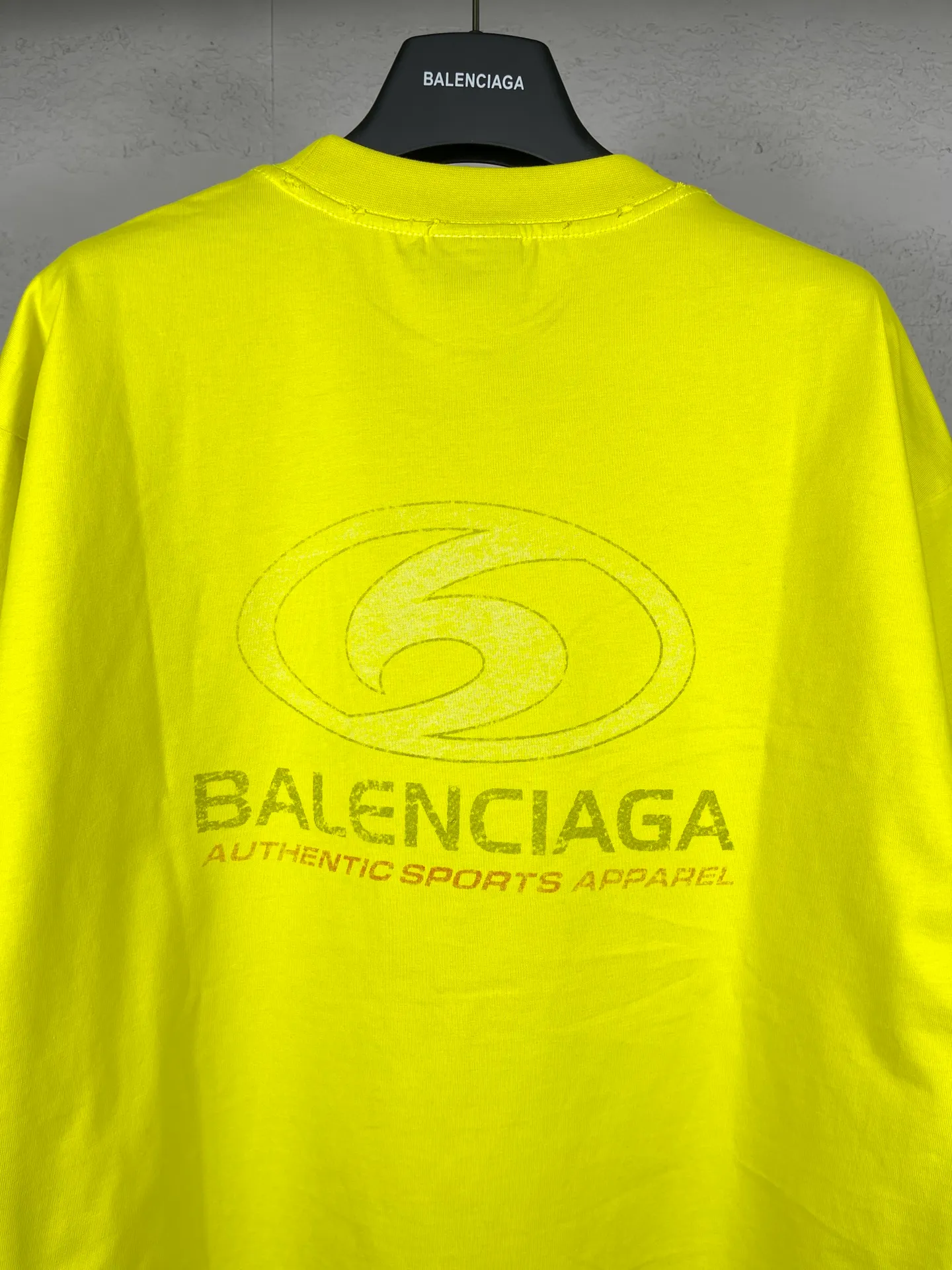 🅿️180 real photos [Top version. Official website quality] BALENCI*GA/Paris. 2024 new style. New LOGO straight crack printed ready-to-wear frayed distressed short-sleeved T-shirt, brick cabinet synchronization. Genuine product developed at the first time, happy to print and compare! The fabric is made of Paris ZP custom-woven and dyed cotton double yarn. Weighing 260 grams, the cloth surface is clean. The cloth pattern is clear, soft and comfortable. The threads are dyed with no color difference. The classic LOGO is printed using environmentally friendly imported materials, with clear straight-crack pattern letters and a three-dimensional effect. Restored brick cabinet. Ready-made garments are washed, worn and worn. Different market currency. Welcome to compare. The version adopts OS loose shoulder style. Same style for men and women. Code: BL233305 Color: gray blue, apricot, yellow Size: XS to L