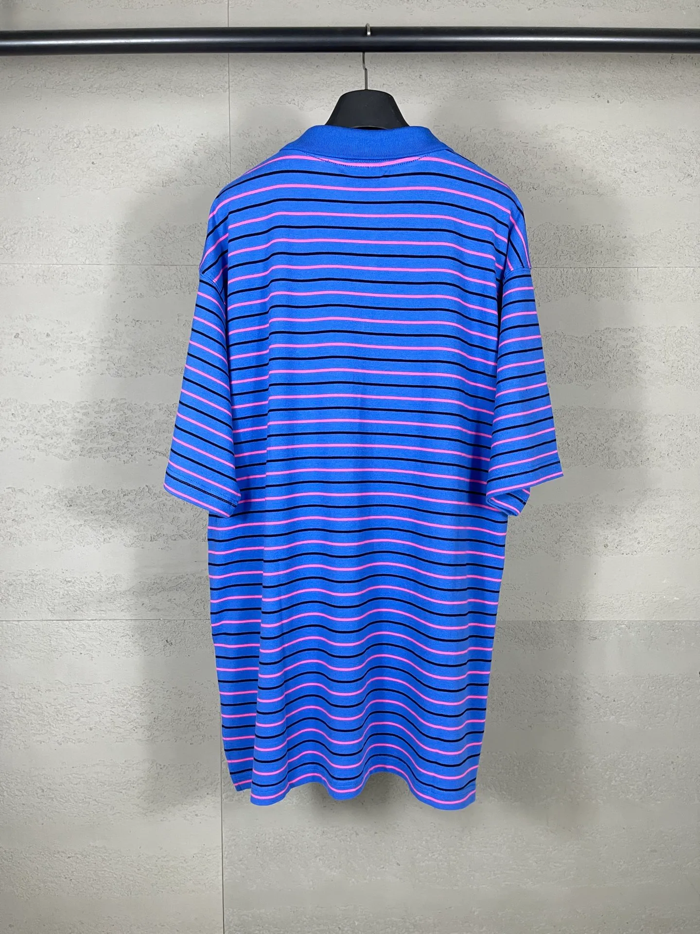 🅿️220 real photos [Top version. Official website quality] BALENCI*GA/Paris #2025 new simple striped chest embroidered POLO shirt, full of design, seamless side strips, heavy production.  Welcome to compare. The fabric is made of Paris ZP custom-woven and dyed cotton pique, with a weight of 260 grams. The cloth surface is clean. The cloth pattern is clear, soft and comfortable. The threads are woven and dyed with no color difference. The embroidered LOGO is embroidered using imported Tajima embroidery machine. The effect is three-dimensional. Restore brick cabinet, adopt OS loose shoulder style. Same style for men and women. Code: BL252206 Color: blue, white Size: XS S M L