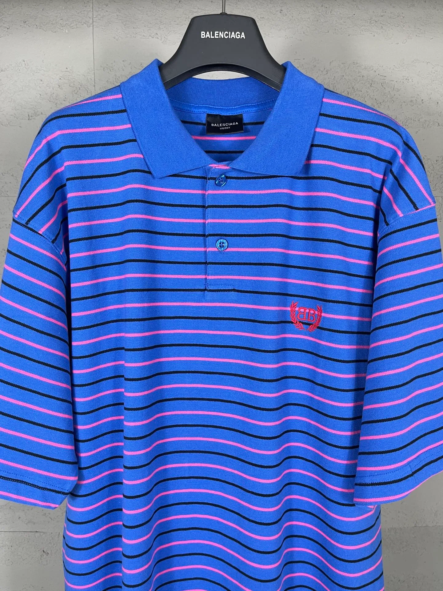 🅿️220 real photos [Top version. Official website quality] BALENCI*GA/Paris #2025 new simple striped chest embroidered POLO shirt, full of design, seamless side strips, heavy production.  Welcome to compare. The fabric is made of Paris ZP custom-woven and dyed cotton pique, with a weight of 260 grams. The cloth surface is clean. The cloth pattern is clear, soft and comfortable. The threads are woven and dyed with no color difference. The embroidered LOGO is embroidered using imported Tajima embroidery machine. The effect is three-dimensional. Restore brick cabinet, adopt OS loose shoulder style. Same style for men and women. Code: BL252206 Color: blue, white Size: XS S M L