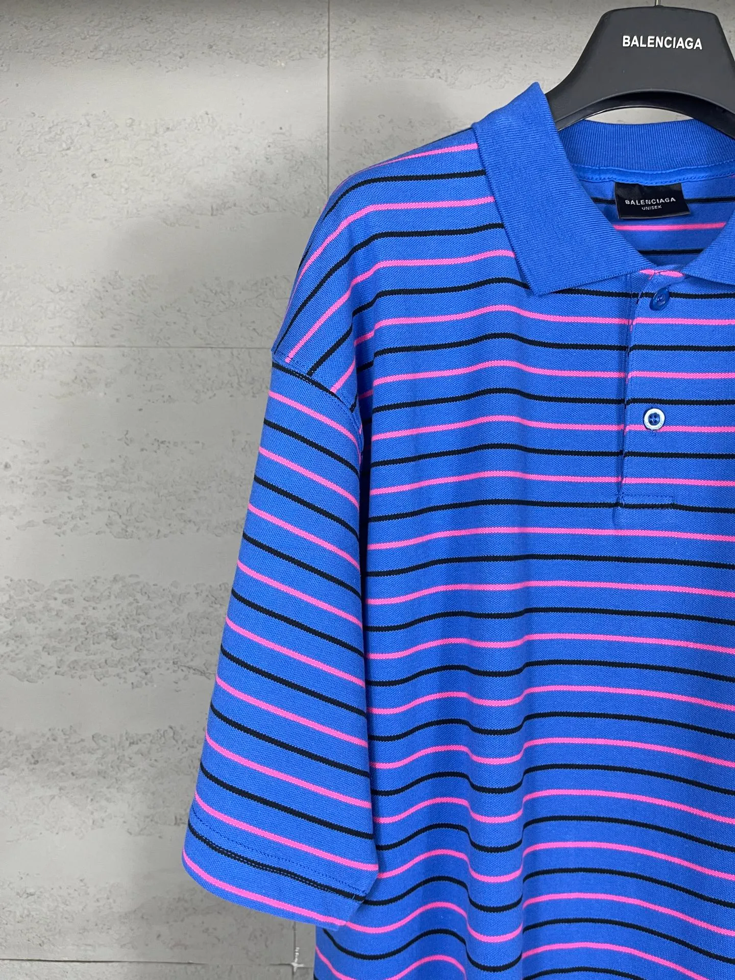 🅿️220 real photos [Top version. Official website quality] BALENCI*GA/Paris #2025 new simple striped chest embroidered POLO shirt, full of design, seamless side strips, heavy production.  Welcome to compare. The fabric is made of Paris ZP custom-woven and dyed cotton pique, with a weight of 260 grams. The cloth surface is clean. The cloth pattern is clear, soft and comfortable. The threads are woven and dyed with no color difference. The embroidered LOGO is embroidered using imported Tajima embroidery machine. The effect is three-dimensional. Restore brick cabinet, adopt OS loose shoulder style. Same style for men and women. Code: BL252206 Color: blue, white Size: XS S M L