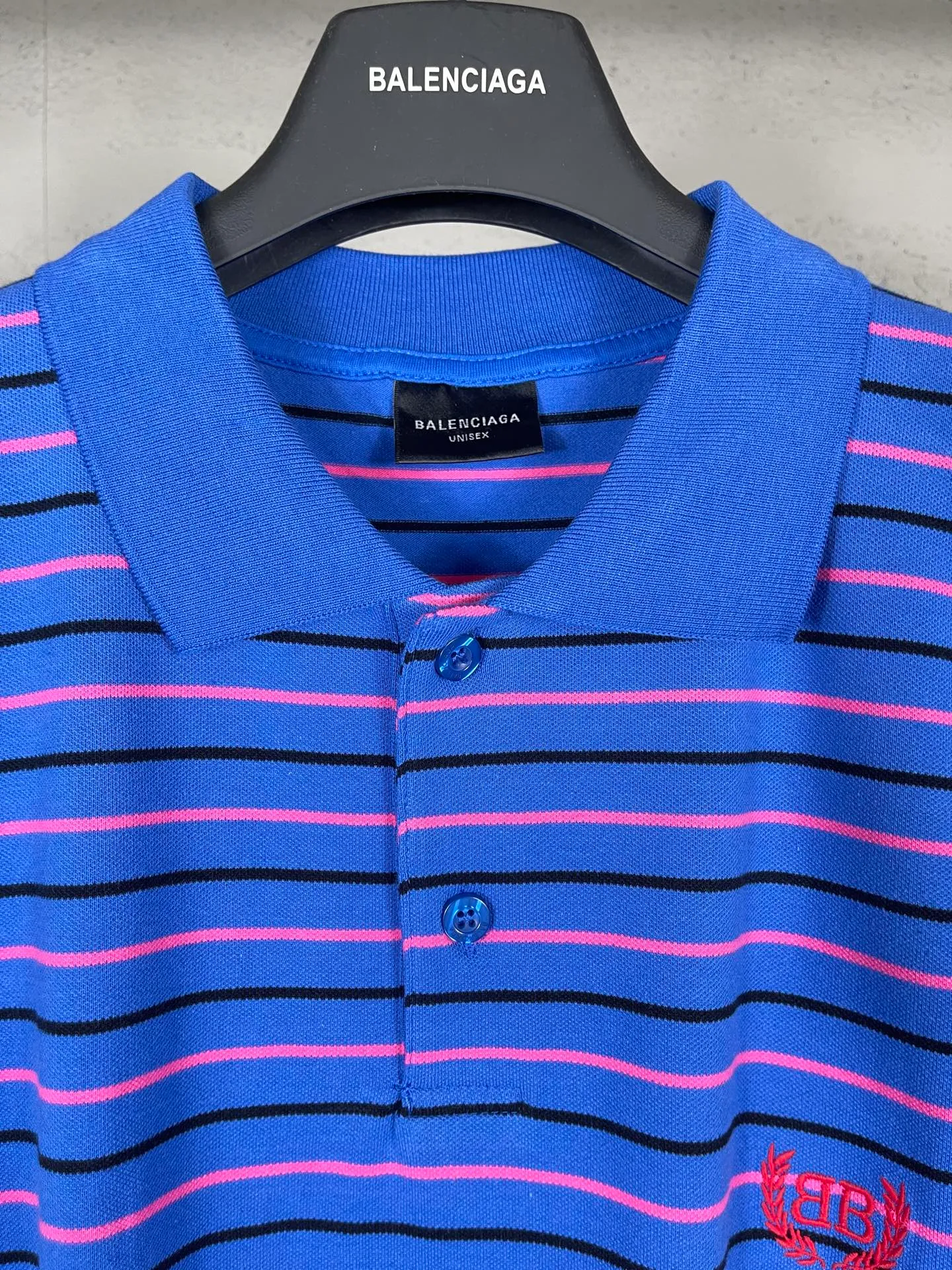 🅿️220 real photos [Top version. Official website quality] BALENCI*GA/Paris #2025 new simple striped chest embroidered POLO shirt, full of design, seamless side strips, heavy production.  Welcome to compare. The fabric is made of Paris ZP custom-woven and dyed cotton pique, with a weight of 260 grams. The cloth surface is clean. The cloth pattern is clear, soft and comfortable. The threads are woven and dyed with no color difference. The embroidered LOGO is embroidered using imported Tajima embroidery machine. The effect is three-dimensional. Restore brick cabinet, adopt OS loose shoulder style. Same style for men and women. Code: BL252206 Color: blue, white Size: XS S M L
