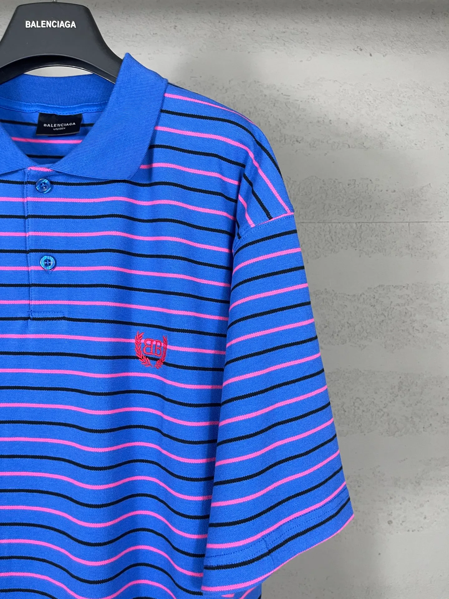 🅿️220 real photos [Top version. Official website quality] BALENCI*GA/Paris #2025 new simple striped chest embroidered POLO shirt, full of design, seamless side strips, heavy production.  Welcome to compare. The fabric is made of Paris ZP custom-woven and dyed cotton pique, with a weight of 260 grams. The cloth surface is clean. The cloth pattern is clear, soft and comfortable. The threads are woven and dyed with no color difference. The embroidered LOGO is embroidered using imported Tajima embroidery machine. The effect is three-dimensional. Restore brick cabinet, adopt OS loose shoulder style. Same style for men and women. Code: BL252206 Color: blue, white Size: XS S M L