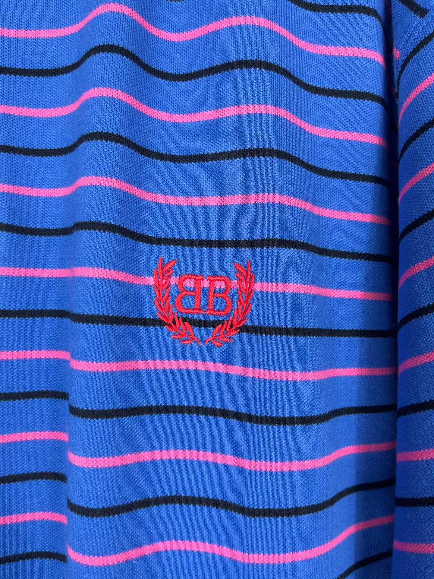 🅿️220 real photos [Top version. Official website quality] BALENCI*GA/Paris #2025 new simple striped chest embroidered POLO shirt, full of design, seamless side strips, heavy production.  Welcome to compare. The fabric is made of Paris ZP custom-woven and dyed cotton pique, with a weight of 260 grams. The cloth surface is clean. The cloth pattern is clear, soft and comfortable. The threads are woven and dyed with no color difference. The embroidered LOGO is embroidered using imported Tajima embroidery machine. The effect is three-dimensional. Restore brick cabinet, adopt OS loose shoulder style. Same style for men and women. Code: BL252206 Color: blue, white Size: XS S M L