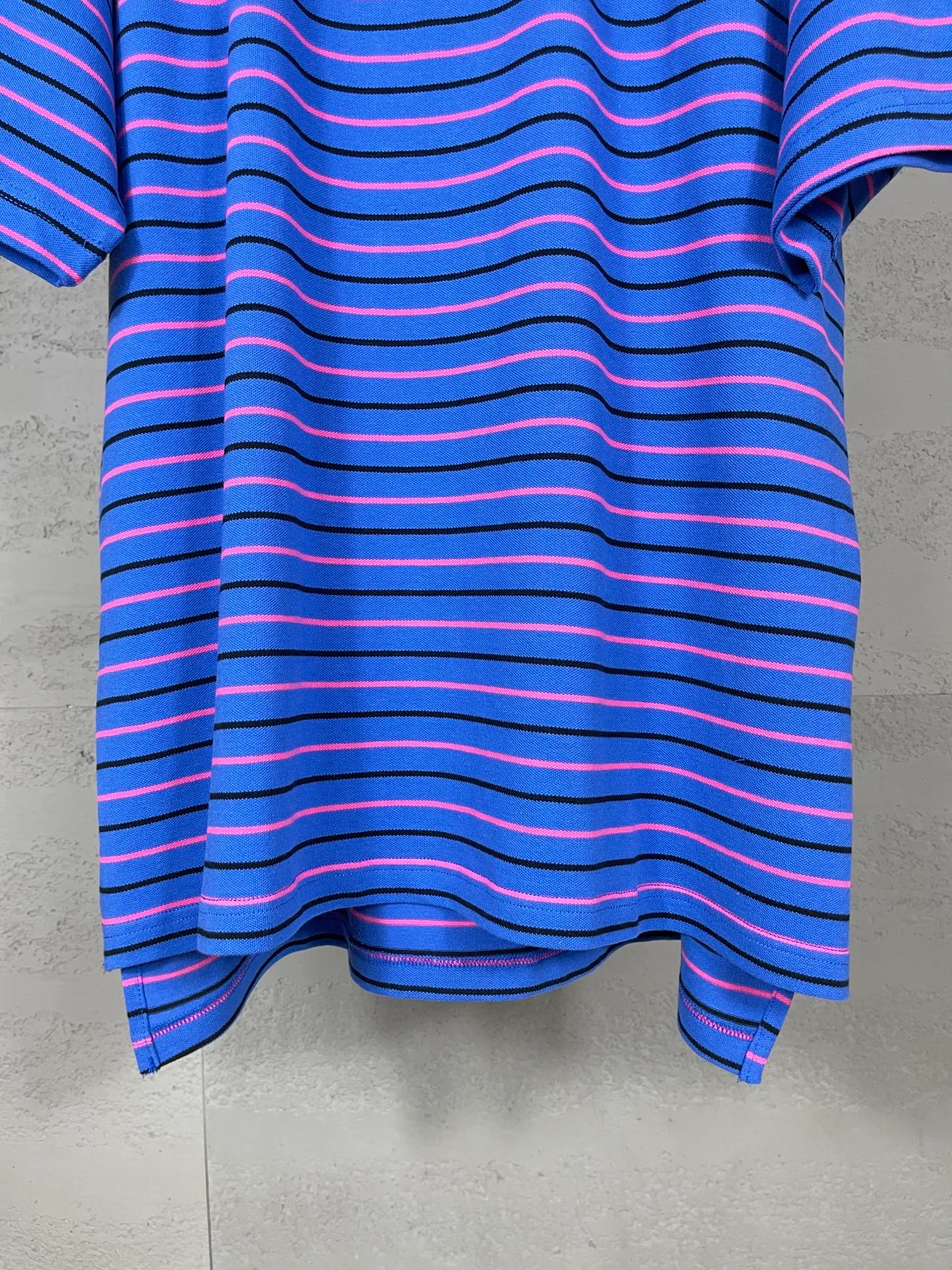 🅿️220 real photos [Top version. Official website quality] BALENCI*GA/Paris #2025 new simple striped chest embroidered POLO shirt, full of design, seamless side strips, heavy production.  Welcome to compare. The fabric is made of Paris ZP custom-woven and dyed cotton pique, with a weight of 260 grams. The cloth surface is clean. The cloth pattern is clear, soft and comfortable. The threads are woven and dyed with no color difference. The embroidered LOGO is embroidered using imported Tajima embroidery machine. The effect is three-dimensional. Restore brick cabinet, adopt OS loose shoulder style. Same style for men and women. Code: BL252206 Color: blue, white Size: XS S M L