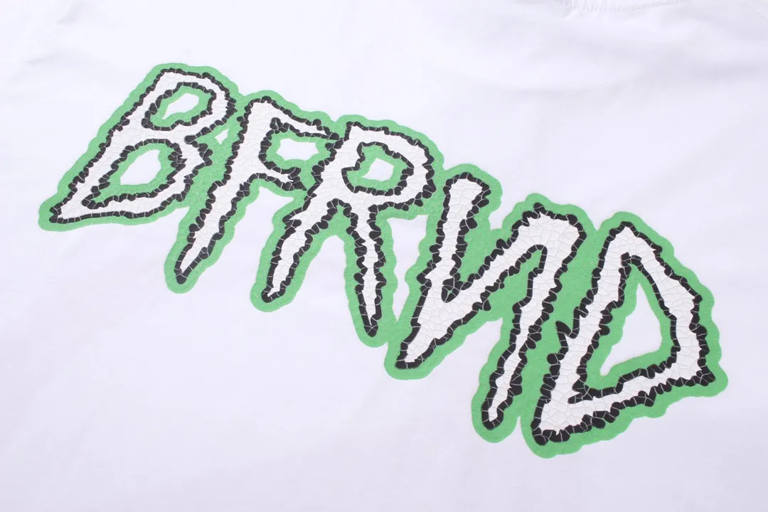 🅿️174 Detailed pictures [Top version. Official website quality] BALENCI*GA/Paris. 2024 new front and back cracked printed short-sleeved T-shirt. Brick cabinet synchronization. Genuine product developed at the first time, happy to print and compare! The fabric is made of Paris ZP custom-woven and dyed cotton with double yarns and compact cotton. The weight is 260 grams. The cloth surface is clean. The cloth pattern is clear, soft and comfortable. The threads are dyed with no color difference. The classic printing is made of environmentally friendly imported materials, with clear letters and three-dimensional effect. Restore the brick cabinet. Ready-made clothes are washed and distressed, different market currency, welcome to compare, the version adopts OS loose shoulder version. Same style for men and women Coding: BL223217 Color: black, white Size: XS to L