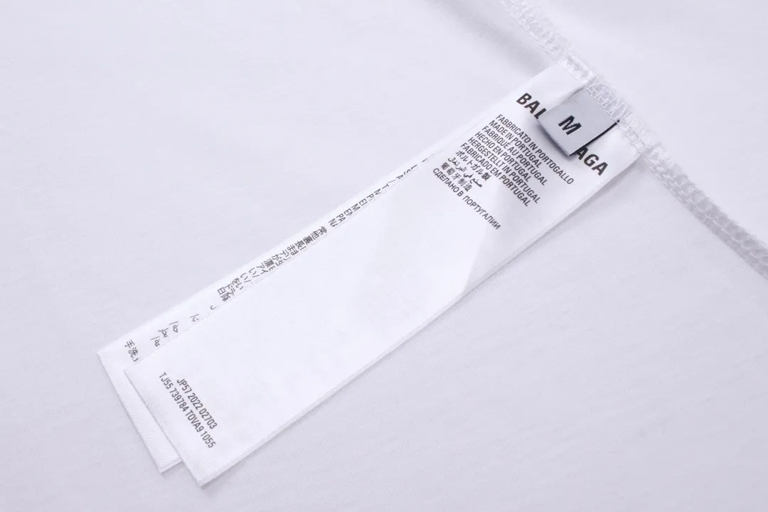 🅿️174 Detailed pictures [Top version. Official website quality] BALENCI*GA/Paris. 2024 new front and back cracked printed short-sleeved T-shirt. Brick cabinet synchronization. Genuine product developed at the first time, happy to print and compare! The fabric is made of Paris ZP custom-woven and dyed cotton with double yarns and compact cotton. The weight is 260 grams. The cloth surface is clean. The cloth pattern is clear, soft and comfortable. The threads are dyed with no color difference. The classic printing is made of environmentally friendly imported materials, with clear letters and three-dimensional effect. Restore the brick cabinet. Ready-made clothes are washed and distressed, different market currency, welcome to compare, the version adopts OS loose shoulder version. Same style for men and women Coding: BL223217 Color: black, white Size: XS to L