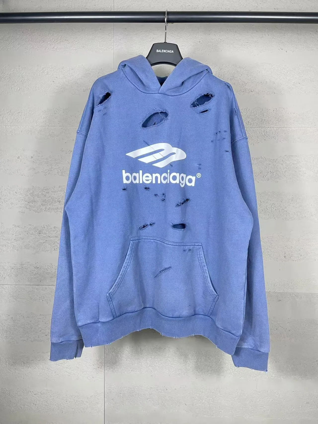 🅿️370 real photos [Top version. Official website quality] BALENCI*GA/Paris BALENCI*GA#25 new style, 3M classic LOGO printed on the chest, washed and worn hooded sweatshirt. Brick cabinet sync. Wash water super heavy process. Welcome to compare. The fabric is made of Paris ZP custom-woven and dyed cotton terry sweatshirt. The weight is 460 grams. The cloth surface is clean. The cloth pattern is clear. It is soft and comfortable. It has good color fastness and is not easy to change color. The threads are woven and dyed with no color difference. The printing uses imported environmentally friendly materials and the letters are three-dimensional. Comparisons welcome. Restore brick cabinet. The version adopts OS loose shoulder style. Same style for men and women. Code: BL258961 Color: Washed black, washed blue Size: XS S M L