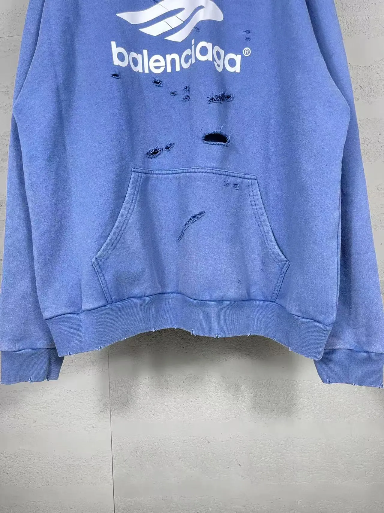🅿️370 real photos [Top version. Official website quality] BALENCI*GA/Paris BALENCI*GA#25 new style, 3M classic LOGO printed on the chest, washed and worn hooded sweatshirt. Brick cabinet sync. Wash water super heavy process. Welcome to compare. The fabric is made of Paris ZP custom-woven and dyed cotton terry sweatshirt. The weight is 460 grams. The cloth surface is clean. The cloth pattern is clear. It is soft and comfortable. It has good color fastness and is not easy to change color. The threads are woven and dyed with no color difference. The printing uses imported environmentally friendly materials and the letters are three-dimensional. Comparisons welcome. Restore brick cabinet. The version adopts OS loose shoulder style. Same style for men and women. Code: BL258961 Color: Washed black, washed blue Size: XS S M L