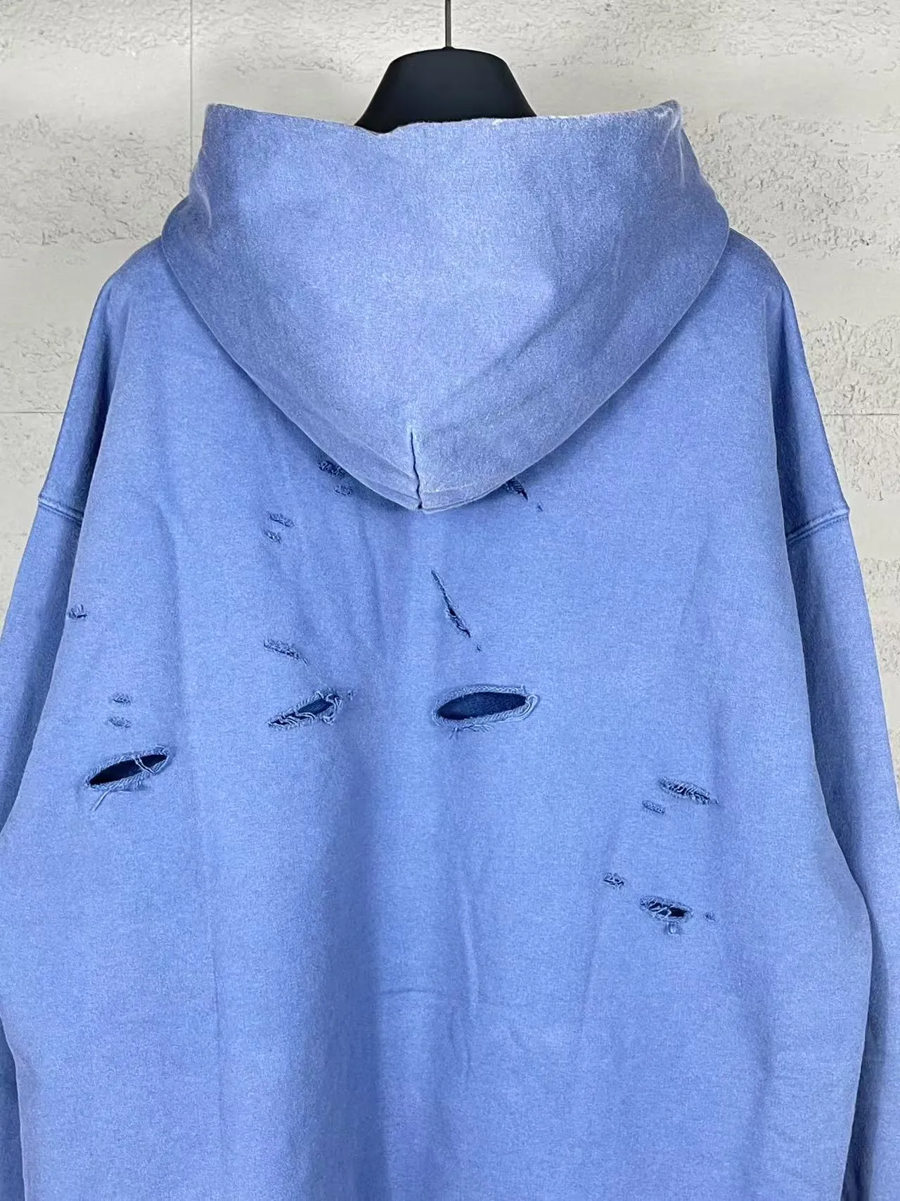 🅿️370 real photos [Top version. Official website quality] BALENCI*GA/Paris BALENCI*GA#25 new style, 3M classic LOGO printed on the chest, washed and worn hooded sweatshirt. Brick cabinet sync. Wash water super heavy process. Welcome to compare. The fabric is made of Paris ZP custom-woven and dyed cotton terry sweatshirt. The weight is 460 grams. The cloth surface is clean. The cloth pattern is clear. It is soft and comfortable. It has good color fastness and is not easy to change color. The threads are woven and dyed with no color difference. The printing uses imported environmentally friendly materials and the letters are three-dimensional. Comparisons welcome. Restore brick cabinet. The version adopts OS loose shoulder style. Same style for men and women. Code: BL258961 Color: Washed black, washed blue Size: XS S M L