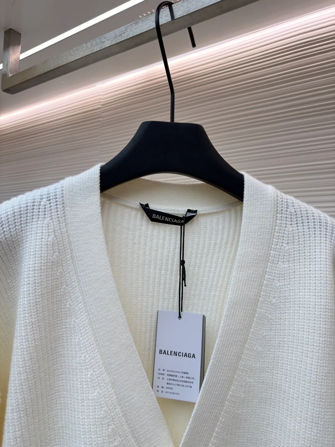 Balenciaga arm logo cardigan sweater ●Original version: Purchased and developed by 15522 ●Item number: 1681603-B15 ●Fabric: wool blended fabric ●Technology: knitting ●Color: white ●Version: loose fit ●Weight: about 975 grams ●Size: S-M-L ●Description: Using wool blended yarn, the fabric composition is 65% cotton, 35% wool. The fabric pattern is stiff. The high cotton content can make the clothes have a sagging feeling and restore the original effect. The 35% wool content can fully tighten the fabric density and make the clothes achieve a certain level of warmth. Accessories: Leather The logo is made of natural silicone material. The original white fonts in the logo are custom-made. The sizes are consistent with the original version. This model is made of wool blended fabric and cardigan. The long sleeves and sleeves are decorated with logo art silicone works. The overall wiring is straight and delicate, the fabric is comfortable and soft, and the color is consistent without color difference. It can be matched with the same style to create a fashionable look, and can be used in various occasions. Customized accessories, complete with three standards, same style for men and women!