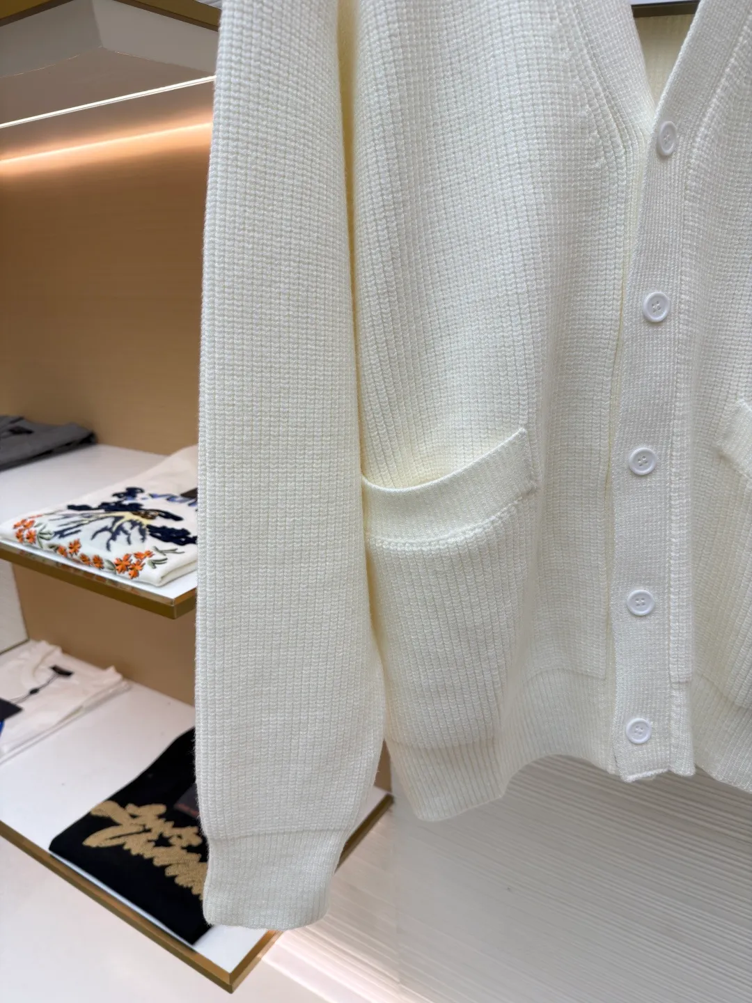 Balenciaga arm logo cardigan sweater ●Original version: Purchased and developed by 15522 ●Item number: 1681603-B15 ●Fabric: wool blended fabric ●Technology: knitting ●Color: white ●Version: loose fit ●Weight: about 975 grams ●Size: S-M-L ●Description: Using wool blended yarn, the fabric composition is 65% cotton, 35% wool. The fabric pattern is stiff. The high cotton content can make the clothes have a sagging feeling and restore the original effect. The 35% wool content can fully tighten the fabric density and make the clothes achieve a certain level of warmth. Accessories: Leather The logo is made of natural silicone material. The original white fonts in the logo are custom-made. The sizes are consistent with the original version. This model is made of wool blended fabric and cardigan. The long sleeves and sleeves are decorated with logo art silicone works. The overall wiring is straight and delicate, the fabric is comfortable and soft, and the color is consistent without color difference. It can be matched with the same style to create a fashionable look, and can be used in various occasions. Customized accessories, complete with three standards, same style for men and women!