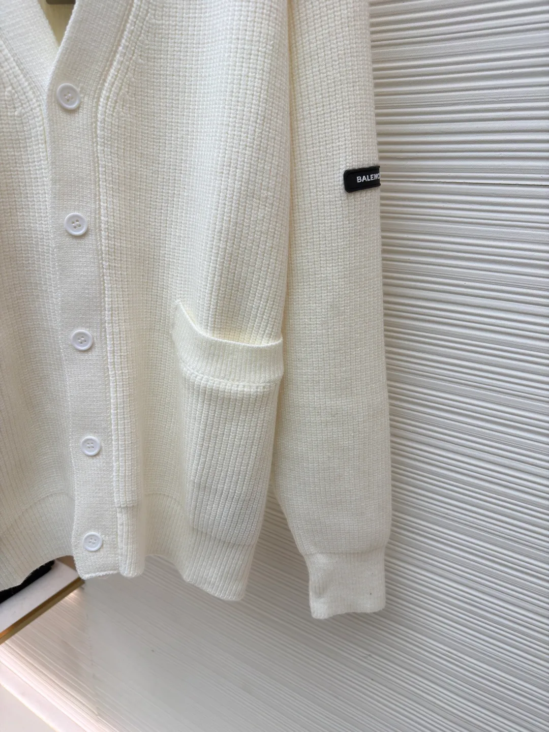 Balenciaga arm logo cardigan sweater ●Original version: Purchased and developed by 15522 ●Item number: 1681603-B15 ●Fabric: wool blended fabric ●Technology: knitting ●Color: white ●Version: loose fit ●Weight: about 975 grams ●Size: S-M-L ●Description: Using wool blended yarn, the fabric composition is 65% cotton, 35% wool. The fabric pattern is stiff. The high cotton content can make the clothes have a sagging feeling and restore the original effect. The 35% wool content can fully tighten the fabric density and make the clothes achieve a certain level of warmth. Accessories: Leather The logo is made of natural silicone material. The original white fonts in the logo are custom-made. The sizes are consistent with the original version. This model is made of wool blended fabric and cardigan. The long sleeves and sleeves are decorated with logo art silicone works. The overall wiring is straight and delicate, the fabric is comfortable and soft, and the color is consistent without color difference. It can be matched with the same style to create a fashionable look, and can be used in various occasions. Customized accessories, complete with three standards, same style for men and women!