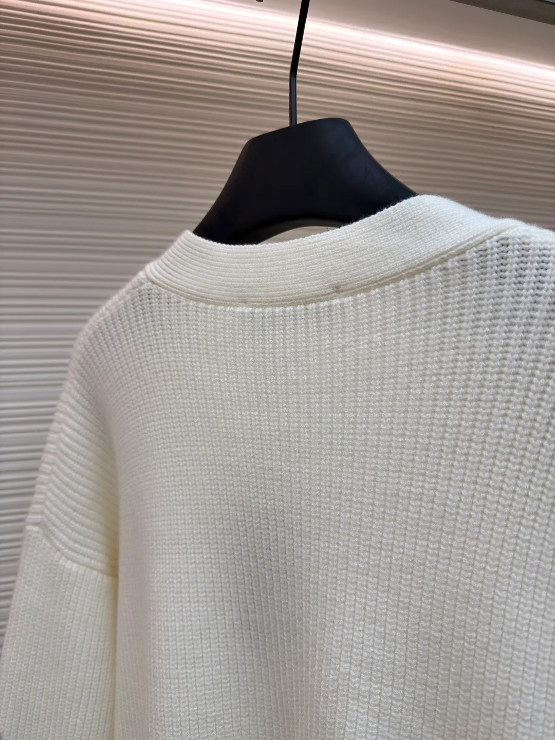 Balenciaga arm logo cardigan sweater ●Original version: Purchased and developed by 15522 ●Item number: 1681603-B15 ●Fabric: wool blended fabric ●Technology: knitting ●Color: white ●Version: loose fit ●Weight: about 975 grams ●Size: S-M-L ●Description: Using wool blended yarn, the fabric composition is 65% cotton, 35% wool. The fabric pattern is stiff. The high cotton content can make the clothes have a sagging feeling and restore the original effect. The 35% wool content can fully tighten the fabric density and make the clothes achieve a certain level of warmth. Accessories: Leather The logo is made of natural silicone material. The original white fonts in the logo are custom-made. The sizes are consistent with the original version. This model is made of wool blended fabric and cardigan. The long sleeves and sleeves are decorated with logo art silicone works. The overall wiring is straight and delicate, the fabric is comfortable and soft, and the color is consistent without color difference. It can be matched with the same style to create a fashionable look, and can be used in various occasions. Customized accessories, complete with three standards, same style for men and women!