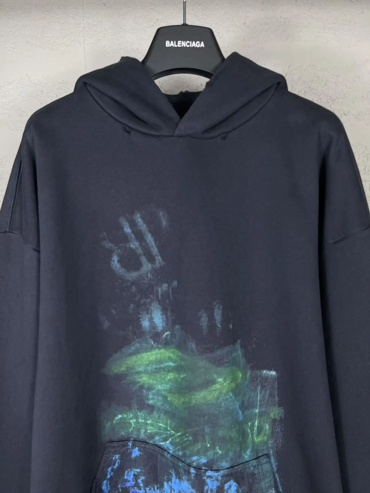 🅿️360 detailed pictures [Top version. Official website quality] BALENCI*GA/Paris BALENCI*GA#25 Paris new model, blurred pattern on the front and back, direct spray of white ink on the front and back, worn and damaged by washing, old hem, hand-polished hooded sweatshirt, brick cabinet synchronization. The worn and worn ZP is the same, welcome to compare. The fabric is made of Paris ZP custom-woven and dyed cotton sweatshirt. The weight is 460 grams. The cloth surface is clean. The cloth pattern is clear. Soft and comfortable. The color fastness is good. It is not easy to change color. The threads are woven and dyed with no color difference. The printing uses white ink computer direct printing, and the garments are washed, worn and worn, and the craftsmanship is extremely heavy. Jubie market makes goods based on pictures. Comparisons welcome. Restore the brick cabinet. The version adopts the OS loose shoulder version. Same style for men and women. Code: BL258963 Color: gray blue Size: XS S M L