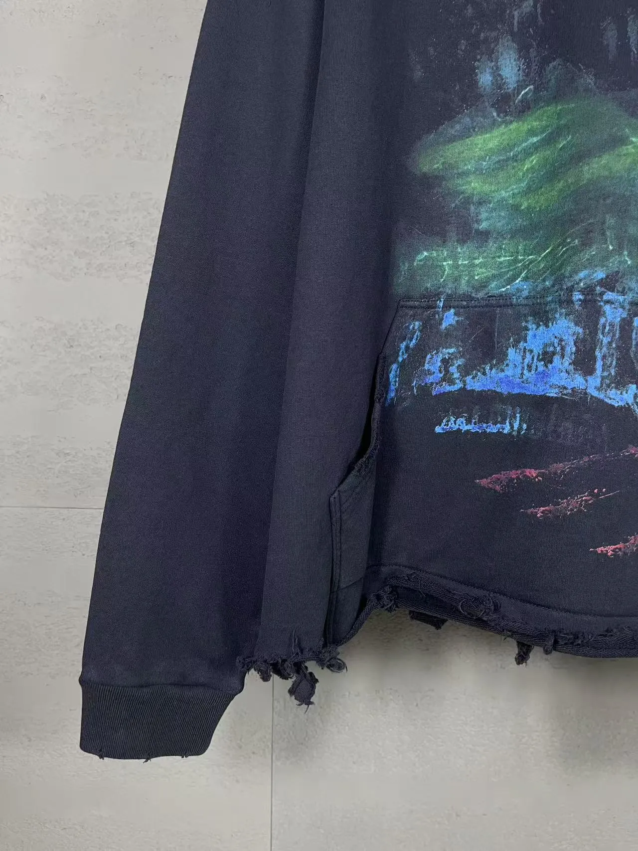 🅿️360 detailed pictures [Top version. Official website quality] BALENCI*GA/Paris BALENCI*GA#25 Paris new model, blurred pattern on the front and back, direct spray of white ink on the front and back, worn and damaged by washing, old hem, hand-polished hooded sweatshirt, brick cabinet synchronization. The worn and worn ZP is the same, welcome to compare. The fabric is made of Paris ZP custom-woven and dyed cotton sweatshirt. The weight is 460 grams. The cloth surface is clean. The cloth pattern is clear. Soft and comfortable. The color fastness is good. It is not easy to change color. The threads are woven and dyed with no color difference. The printing uses white ink computer direct printing, and the garments are washed, worn and worn, and the craftsmanship is extremely heavy. Jubie market makes goods based on pictures. Comparisons welcome. Restore the brick cabinet. The version adopts the OS loose shoulder version. Same style for men and women. Code: BL258963 Color: gray blue Size: XS S M L