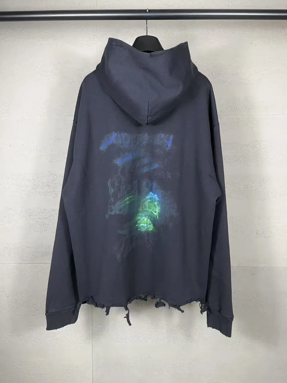 🅿️360 detailed pictures [Top version. Official website quality] BALENCI*GA/Paris BALENCI*GA#25 Paris new model, blurred pattern on the front and back, direct spray of white ink on the front and back, worn and damaged by washing, old hem, hand-polished hooded sweatshirt, brick cabinet synchronization. The worn and worn ZP is the same, welcome to compare. The fabric is made of Paris ZP custom-woven and dyed cotton sweatshirt. The weight is 460 grams. The cloth surface is clean. The cloth pattern is clear. Soft and comfortable. The color fastness is good. It is not easy to change color. The threads are woven and dyed with no color difference. The printing uses white ink computer direct printing, and the garments are washed, worn and worn, and the craftsmanship is extremely heavy. Jubie market makes goods based on pictures. Comparisons welcome. Restore the brick cabinet. The version adopts the OS loose shoulder version. Same style for men and women. Code: BL258963 Color: gray blue Size: XS S M L