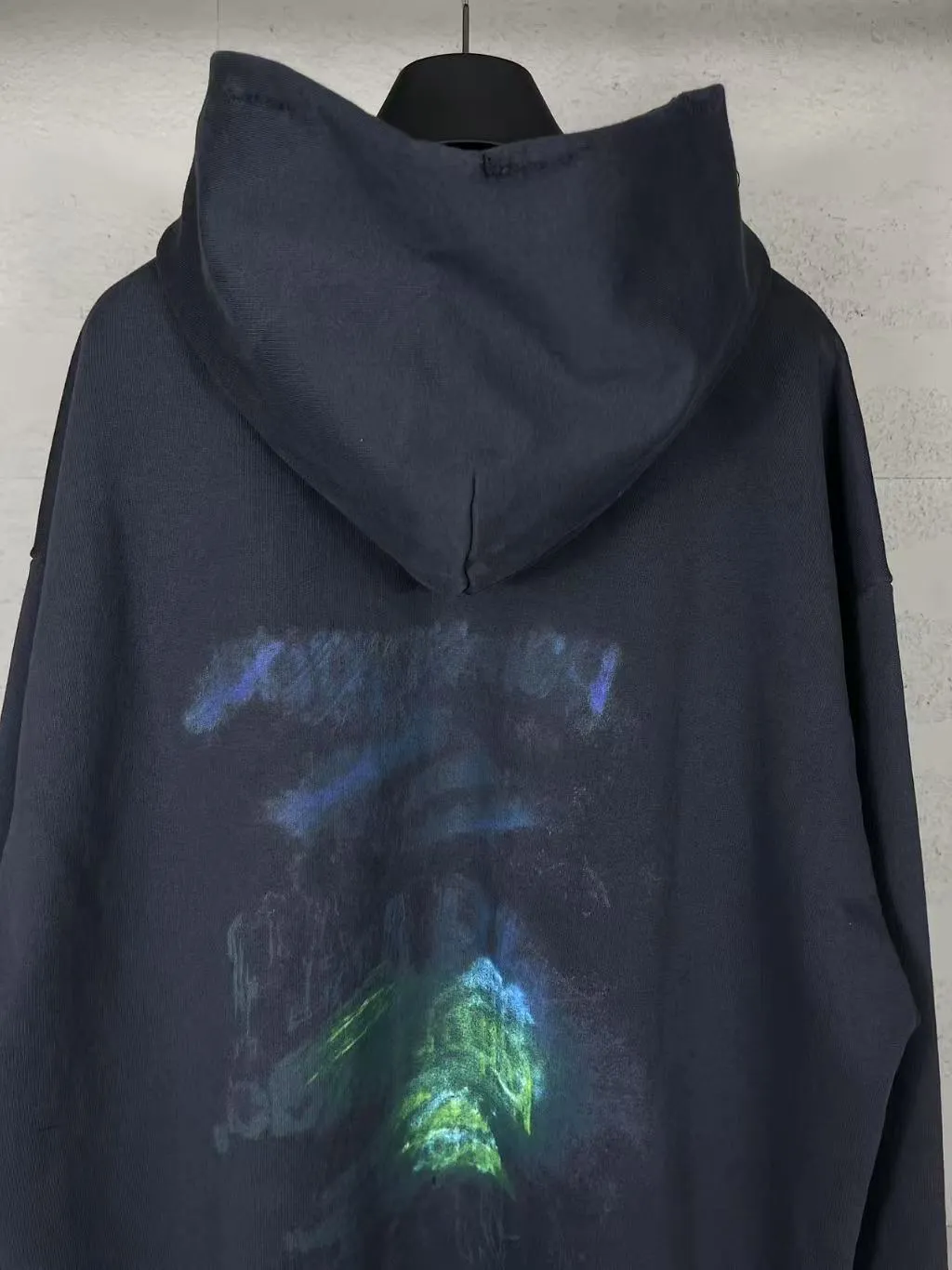🅿️360 detailed pictures [Top version. Official website quality] BALENCI*GA/Paris BALENCI*GA#25 Paris new model, blurred pattern on the front and back, direct spray of white ink on the front and back, worn and damaged by washing, old hem, hand-polished hooded sweatshirt, brick cabinet synchronization. The worn and worn ZP is the same, welcome to compare. The fabric is made of Paris ZP custom-woven and dyed cotton sweatshirt. The weight is 460 grams. The cloth surface is clean. The cloth pattern is clear. Soft and comfortable. The color fastness is good. It is not easy to change color. The threads are woven and dyed with no color difference. The printing uses white ink computer direct printing, and the garments are washed, worn and worn, and the craftsmanship is extremely heavy. Jubie market makes goods based on pictures. Comparisons welcome. Restore the brick cabinet. The version adopts the OS loose shoulder version. Same style for men and women. Code: BL258963 Color: gray blue Size: XS S M L