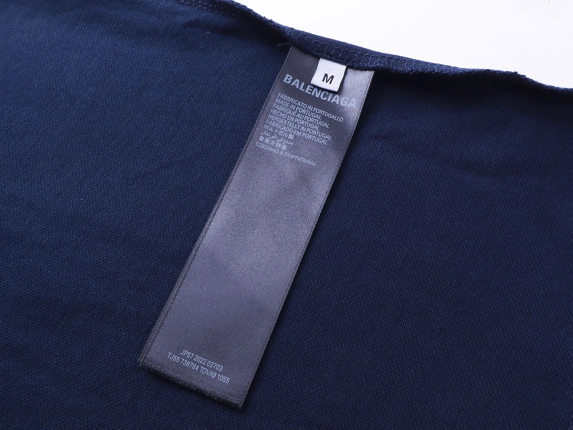 🅿️240 real photos [Top version. Official website quality] BALENCI*GA/Paris #2025 war horse embroidery frayed old POLO shirt, washed and worn, full of design. Welcome to compare. The fabric is made of Paris ZP custom-woven and dyed cotton pique, with a weight of 260 grams. The cloth surface is clean. The cloth pattern is clear, soft and comfortable. The threads are woven and dyed with no color difference. The embroidered LOGO is embroidered using imported Tajima embroidery machine. The effect is three-dimensional. Restore the brick cabinet, adopt the OS loose shoulder style. Same style for men and women. Code: BL252210 Color: royal blue Size: XS S M L