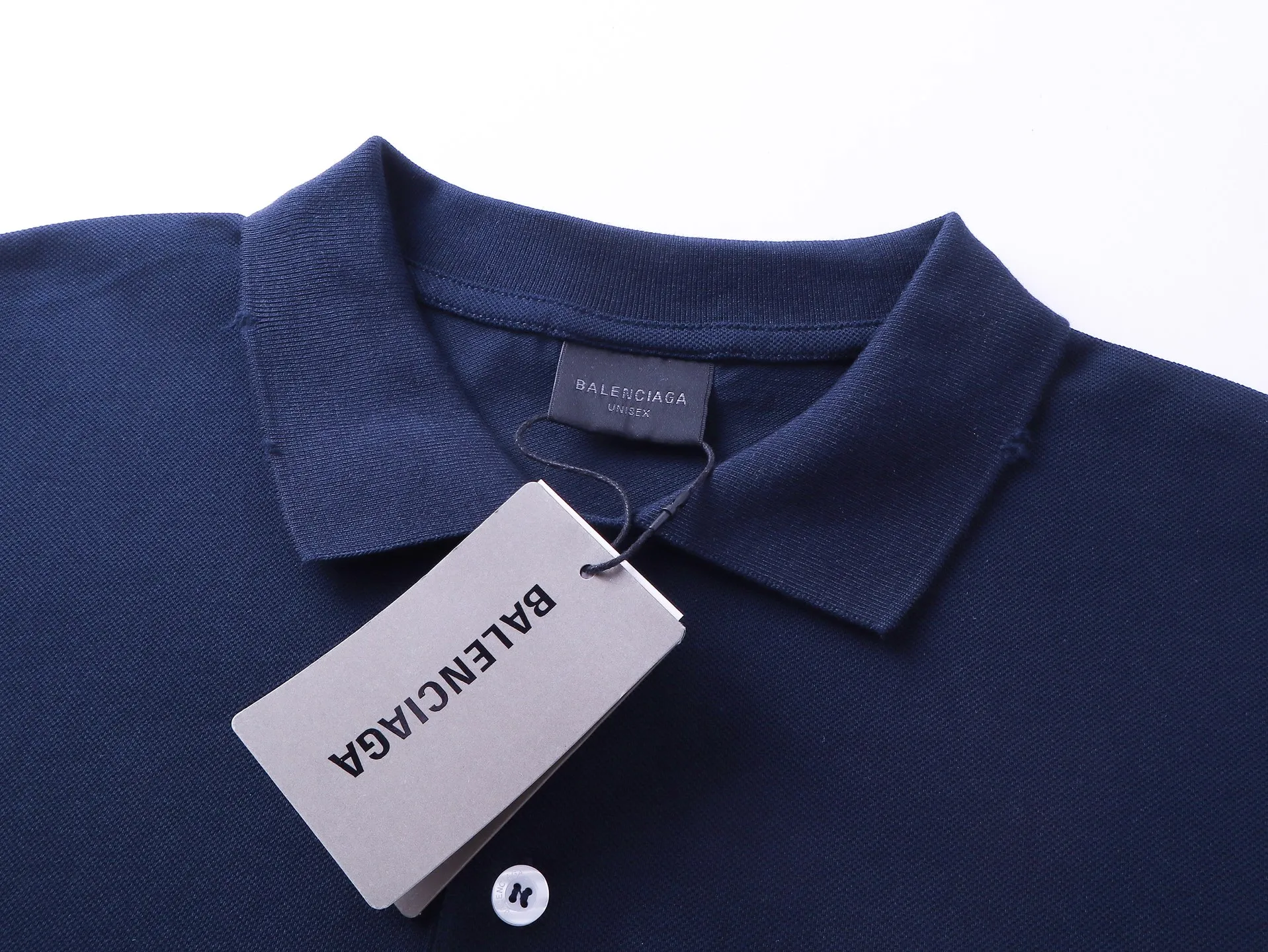🅿️240 real photos [Top version. Official website quality] BALENCI*GA/Paris #2025 war horse embroidery frayed old POLO shirt, washed and worn, full of design. Welcome to compare. The fabric is made of Paris ZP custom-woven and dyed cotton pique, with a weight of 260 grams. The cloth surface is clean. The cloth pattern is clear, soft and comfortable. The threads are woven and dyed with no color difference. The embroidered LOGO is embroidered using imported Tajima embroidery machine. The effect is three-dimensional. Restore the brick cabinet, adopt the OS loose shoulder style. Same style for men and women. Code: BL252210 Color: royal blue Size: XS S M L