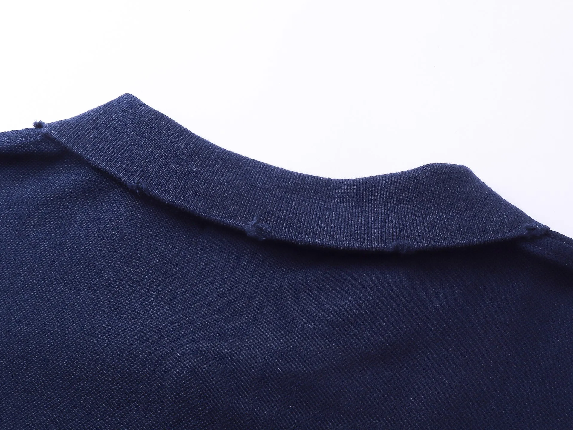 🅿️240 real photos [Top version. Official website quality] BALENCI*GA/Paris #2025 war horse embroidery frayed old POLO shirt, washed and worn, full of design. Welcome to compare. The fabric is made of Paris ZP custom-woven and dyed cotton pique, with a weight of 260 grams. The cloth surface is clean. The cloth pattern is clear, soft and comfortable. The threads are woven and dyed with no color difference. The embroidered LOGO is embroidered using imported Tajima embroidery machine. The effect is three-dimensional. Restore the brick cabinet, adopt the OS loose shoulder style. Same style for men and women. Code: BL252210 Color: royal blue Size: XS S M L