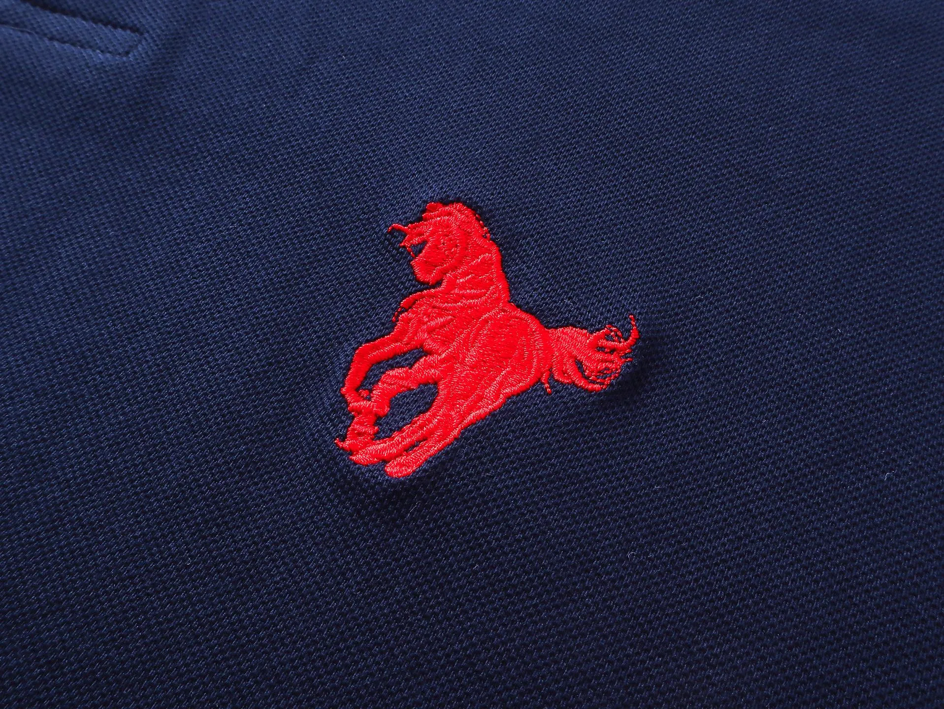 🅿️240 real photos [Top version. Official website quality] BALENCI*GA/Paris #2025 war horse embroidery frayed old POLO shirt, washed and worn, full of design. Welcome to compare. The fabric is made of Paris ZP custom-woven and dyed cotton pique, with a weight of 260 grams. The cloth surface is clean. The cloth pattern is clear, soft and comfortable. The threads are woven and dyed with no color difference. The embroidered LOGO is embroidered using imported Tajima embroidery machine. The effect is three-dimensional. Restore the brick cabinet, adopt the OS loose shoulder style. Same style for men and women. Code: BL252210 Color: royal blue Size: XS S M L