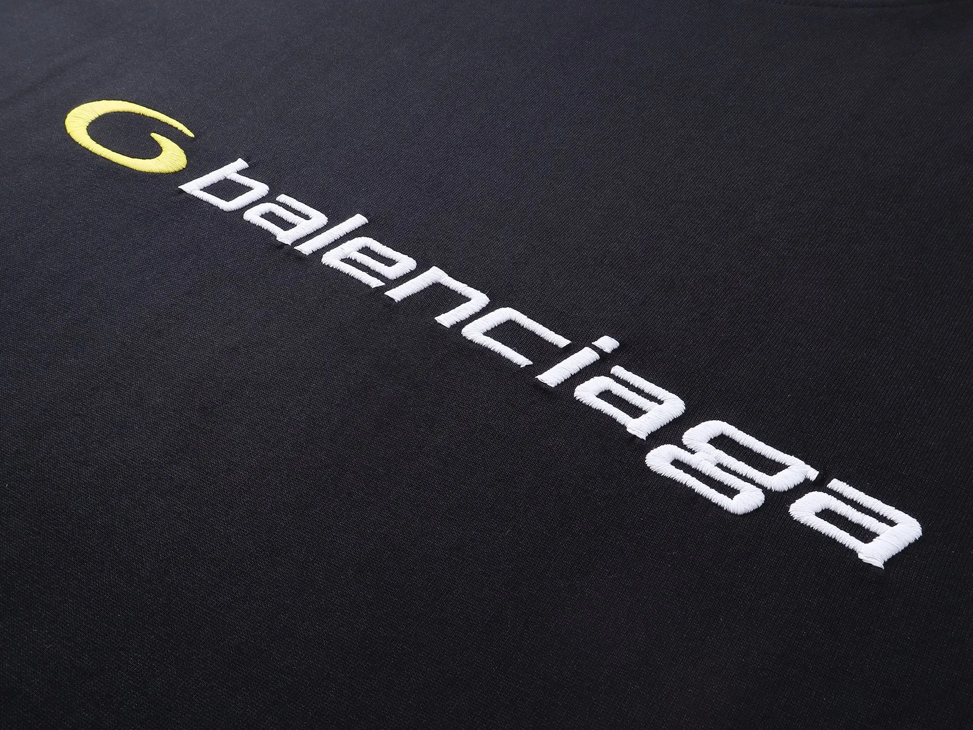 🅿️194 Real photos [Top version. Official website quality] BALENCI*GA/Paris BALENCI*GA# new style, 2025 new letter LOGO on the front and back, exquisite embroidery on the left and right cuffs of short-sleeved T-shirts. Brick cabinet synchronization. Welcome to compare. The fabric is made of Paris ZP custom-woven and dyed 100% cotton double-yarn compact cotton. The weight is 260 grams. The cloth surface is clean. The cloth pattern is clear. It is soft and comfortable. It has good color fastness and is not easy to change color. The threads are woven and dyed with no color difference. The embroidery is done using a Tajima embroidery machine, with clear patterns and three-dimensional letters. Comparisons welcome. Restore the brick cabinet. The version adopts the OS loose shoulder version. Same style for men and women. Code: BL253680 Color: black, fog blue Size: XS S M L