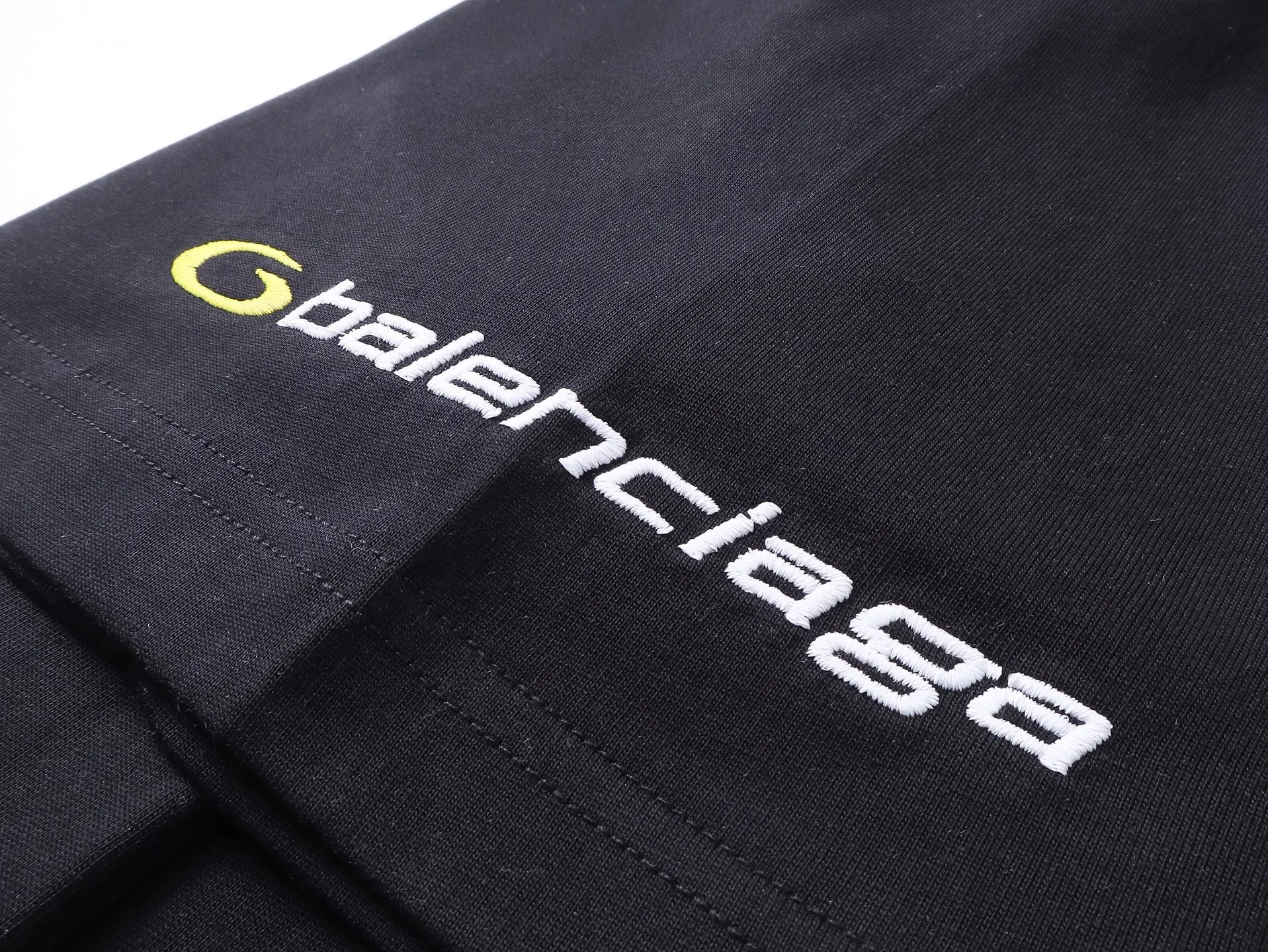 🅿️194 Real photos [Top version. Official website quality] BALENCI*GA/Paris BALENCI*GA# new style, 2025 new letter LOGO on the front and back, exquisite embroidery on the left and right cuffs of short-sleeved T-shirts. Brick cabinet synchronization. Welcome to compare. The fabric is made of Paris ZP custom-woven and dyed 100% cotton double-yarn compact cotton. The weight is 260 grams. The cloth surface is clean. The cloth pattern is clear. It is soft and comfortable. It has good color fastness and is not easy to change color. The threads are woven and dyed with no color difference. The embroidery is done using a Tajima embroidery machine, with clear patterns and three-dimensional letters. Comparisons welcome. Restore the brick cabinet. The version adopts the OS loose shoulder version. Same style for men and women. Code: BL253680 Color: black, fog blue Size: XS S M L
