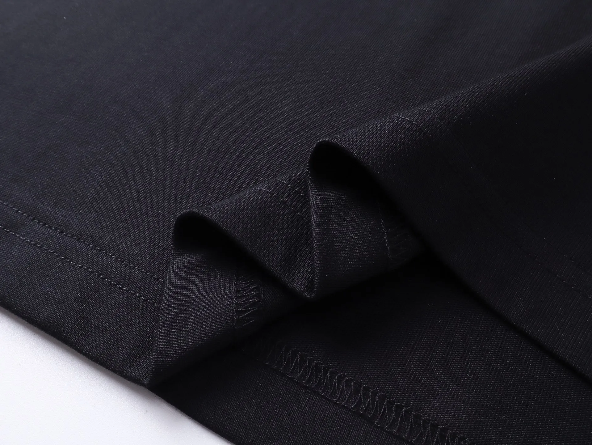 🅿️194 Real photos [Top version. Official website quality] BALENCI*GA/Paris BALENCI*GA# new style, 2025 new letter LOGO on the front and back, exquisite embroidery on the left and right cuffs of short-sleeved T-shirts. Brick cabinet synchronization. Welcome to compare. The fabric is made of Paris ZP custom-woven and dyed 100% cotton double-yarn compact cotton. The weight is 260 grams. The cloth surface is clean. The cloth pattern is clear. It is soft and comfortable. It has good color fastness and is not easy to change color. The threads are woven and dyed with no color difference. The embroidery is done using a Tajima embroidery machine, with clear patterns and three-dimensional letters. Comparisons welcome. Restore the brick cabinet. The version adopts the OS loose shoulder version. Same style for men and women. Code: BL253680 Color: black, fog blue Size: XS S M L