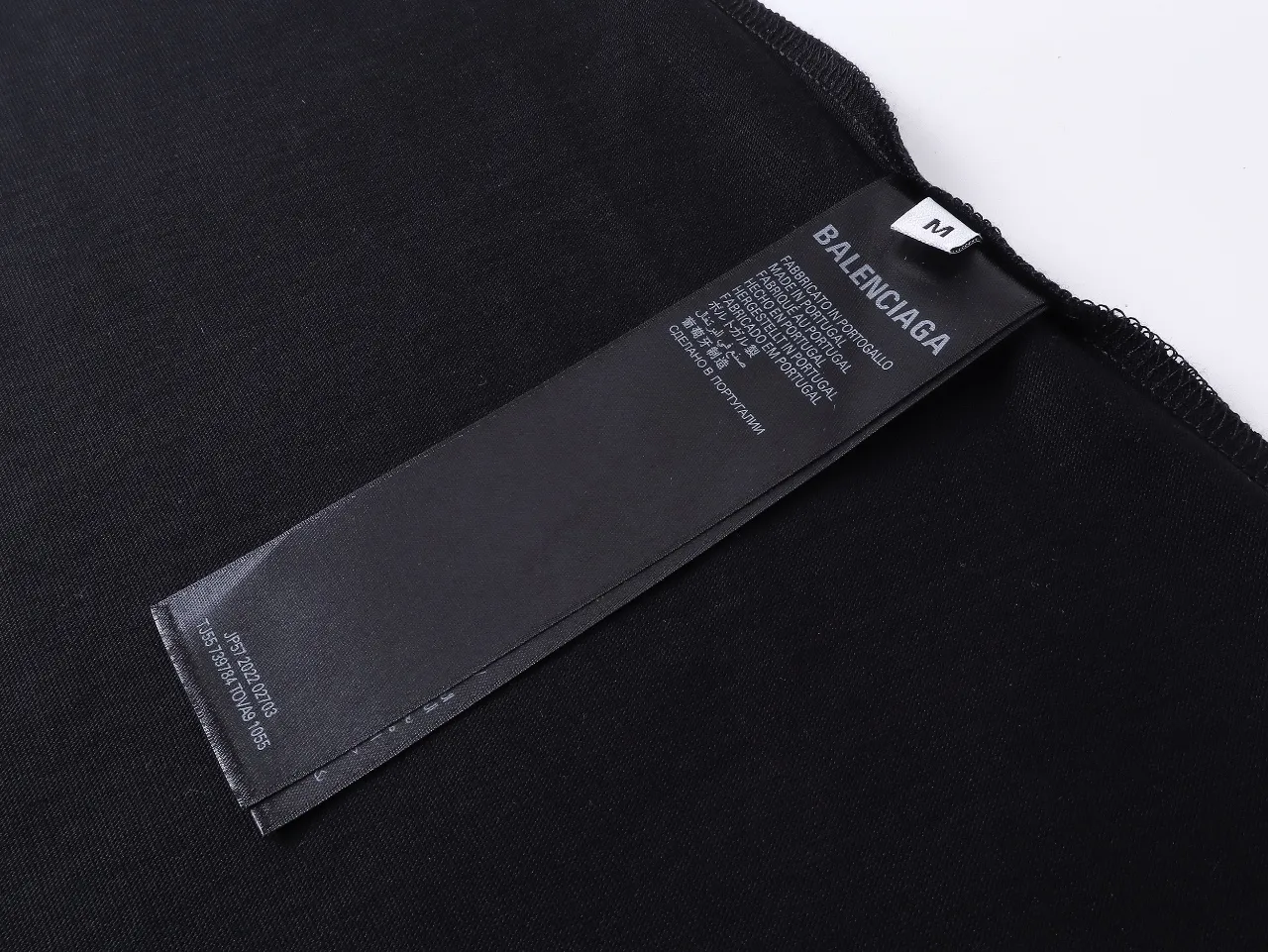 🅿️194 Real photos [Top version. Official website quality] BALENCI*GA/Paris BALENCI*GA# new style, 2025 new letter LOGO on the front and back, exquisite embroidery on the left and right cuffs of short-sleeved T-shirts. Brick cabinet synchronization. Welcome to compare. The fabric is made of Paris ZP custom-woven and dyed 100% cotton double-yarn compact cotton. The weight is 260 grams. The cloth surface is clean. The cloth pattern is clear. It is soft and comfortable. It has good color fastness and is not easy to change color. The threads are woven and dyed with no color difference. The embroidery is done using a Tajima embroidery machine, with clear patterns and three-dimensional letters. Comparisons welcome. Restore the brick cabinet. The version adopts the OS loose shoulder version. Same style for men and women. Code: BL253680 Color: black, fog blue Size: XS S M L