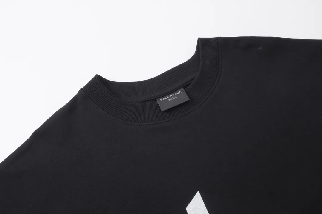 🅿️246 detailed pictures [Top version. Official website quality] BALENCI*GA/Paris. 2024 new style. Phantom double LOGO classic pattern printed round neck sweatshirt. Brick cabinet synchronization. Genuine product developed in the first time, happy to print and compare! The fabric is made of Paris ZP custom-woven and dyed cotton sweatshirt. The weight is 450 grams. The cloth surface is clean. The cloth pattern is clear, soft and comfortable. The threads are dyed with no color difference. The classic printing is made of environmentally friendly imported materials, with LOGO phantom effect, clear letters and three-dimensional effect. Restored brick cabinet. Ready-made clothes are washed and distressed, different market currency, welcome to compare, the version adopts OS loose shoulder version. Same style for men and women Coding: BL235566 Color: black, white Size: XS S M L