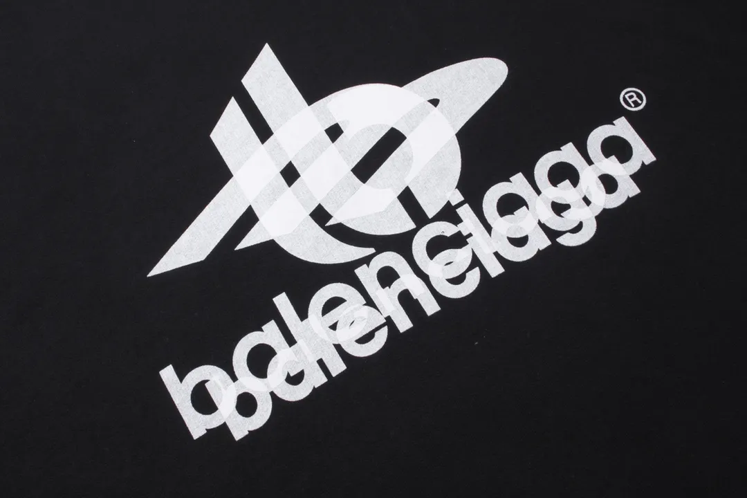 🅿️246 detailed pictures [Top version. Official website quality] BALENCI*GA/Paris. 2024 new style. Phantom double LOGO classic pattern printed round neck sweatshirt. Brick cabinet synchronization. Genuine product developed in the first time, happy to print and compare! The fabric is made of Paris ZP custom-woven and dyed cotton sweatshirt. The weight is 450 grams. The cloth surface is clean. The cloth pattern is clear, soft and comfortable. The threads are dyed with no color difference. The classic printing is made of environmentally friendly imported materials, with LOGO phantom effect, clear letters and three-dimensional effect. Restored brick cabinet. Ready-made clothes are washed and distressed, different market currency, welcome to compare, the version adopts OS loose shoulder version. Same style for men and women Coding: BL235566 Color: black, white Size: XS S M L