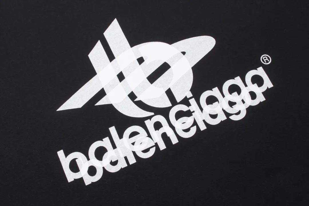 🅿️246 detailed pictures [Top version. Official website quality] BALENCI*GA/Paris. 2024 new style. Phantom double LOGO classic pattern printed round neck sweatshirt. Brick cabinet synchronization. Genuine product developed in the first time, happy to print and compare! The fabric is made of Paris ZP custom-woven and dyed cotton sweatshirt. The weight is 450 grams. The cloth surface is clean. The cloth pattern is clear, soft and comfortable. The threads are dyed with no color difference. The classic printing is made of environmentally friendly imported materials, with LOGO phantom effect, clear letters and three-dimensional effect. Restored brick cabinet. Ready-made clothes are washed and distressed, different market currency, welcome to compare, the version adopts OS loose shoulder version. Same style for men and women Coding: BL235566 Color: black, white Size: XS S M L