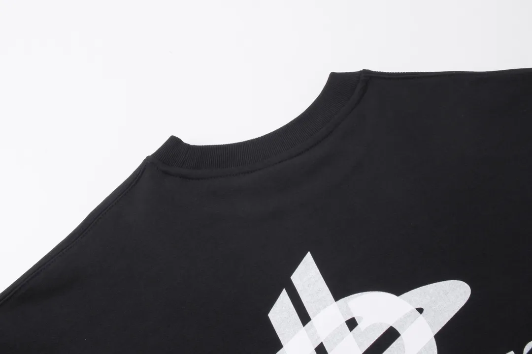 🅿️246 detailed pictures [Top version. Official website quality] BALENCI*GA/Paris. 2024 new style. Phantom double LOGO classic pattern printed round neck sweatshirt. Brick cabinet synchronization. Genuine product developed in the first time, happy to print and compare! The fabric is made of Paris ZP custom-woven and dyed cotton sweatshirt. The weight is 450 grams. The cloth surface is clean. The cloth pattern is clear, soft and comfortable. The threads are dyed with no color difference. The classic printing is made of environmentally friendly imported materials, with LOGO phantom effect, clear letters and three-dimensional effect. Restored brick cabinet. Ready-made clothes are washed and distressed, different market currency, welcome to compare, the version adopts OS loose shoulder version. Same style for men and women Coding: BL235566 Color: black, white Size: XS S M L