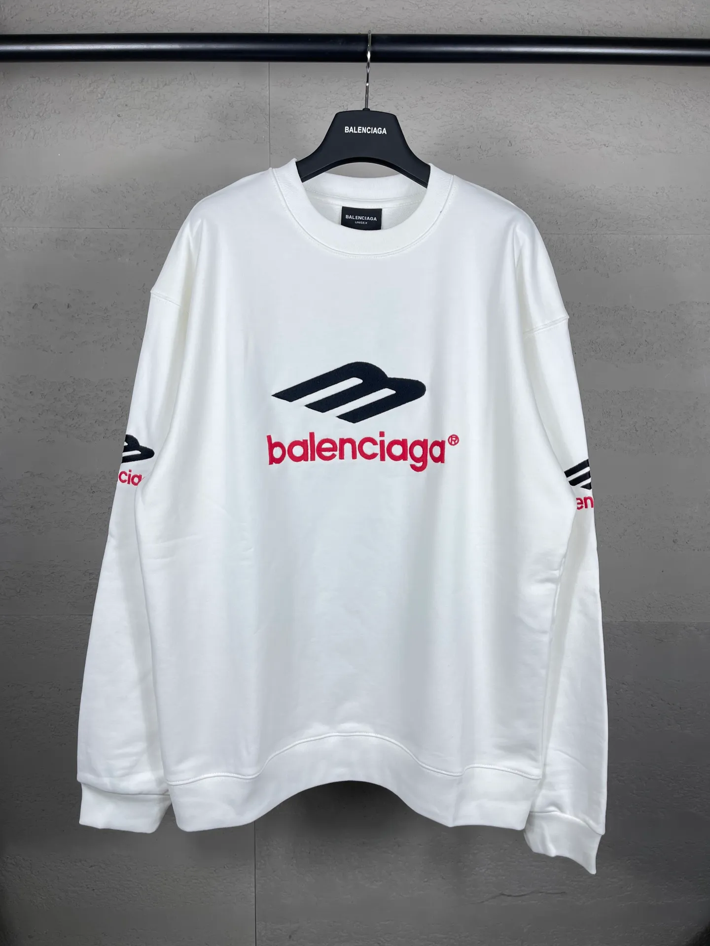 🅿️270 detailed pictures [Top version. Official website quality] BALENCI*GA/Paris BALENCI*GA#2024 latest model, round neck sweatshirt with large letter LOGO icon embroidery. Brick cabinet synchronization. Develop and develop genuine products at the first time. Embroidery. All colors are on the same board. Welcome to compare! The fabric is made of Paris ZP custom-woven and dyed cotton double-yarn large parka. The weight is 450 grams. The cloth surface is clean. The cloth pattern is clear. It is soft and comfortable. It has good color fastness and is not easy to change color. The threads are woven and dyed with no color difference. The embroidery is done using an imported Tajima embroidery machine, with a three-dimensional effect and clear lines. There are no burrs and miscellaneous threads, and the embroidery is of ultra-high craftsmanship. The version adopts OS loose shoulder design. Same style for men and women. Code: BL235571 Color: dark blue gray, white Size: XS S M L