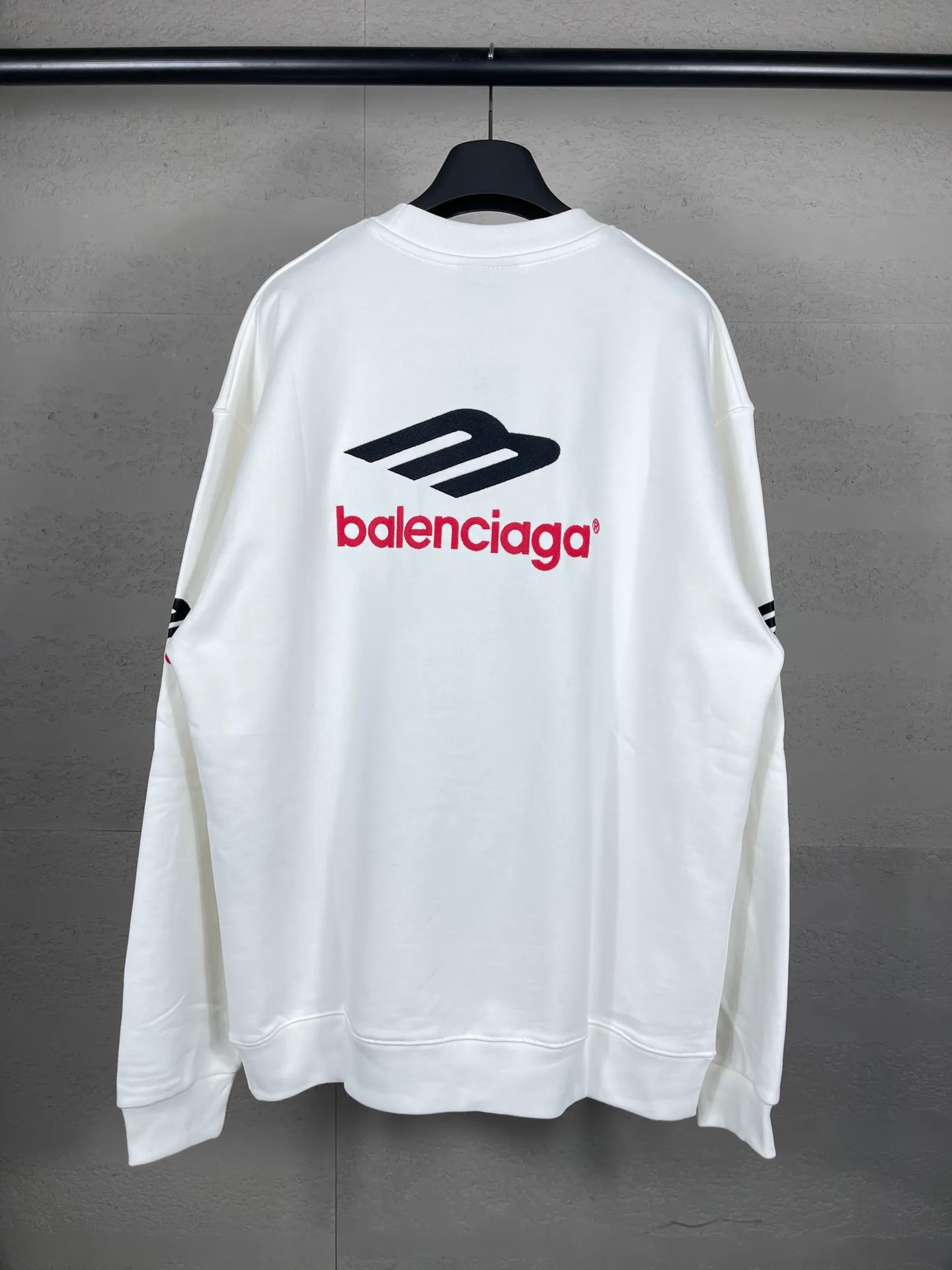 🅿️270 detailed pictures [Top version. Official website quality] BALENCI*GA/Paris BALENCI*GA#2024 latest model, round neck sweatshirt with large letter LOGO icon embroidery. Brick cabinet synchronization. Develop and develop genuine products at the first time. Embroidery. All colors are on the same board. Welcome to compare! The fabric is made of Paris ZP custom-woven and dyed cotton double-yarn large parka. The weight is 450 grams. The cloth surface is clean. The cloth pattern is clear. It is soft and comfortable. It has good color fastness and is not easy to change color. The threads are woven and dyed with no color difference. The embroidery is done using an imported Tajima embroidery machine, with a three-dimensional effect and clear lines. There are no burrs and miscellaneous threads, and the embroidery is of ultra-high craftsmanship. The version adopts OS loose shoulder design. Same style for men and women. Code: BL235571 Color: dark blue gray, white Size: XS S M L