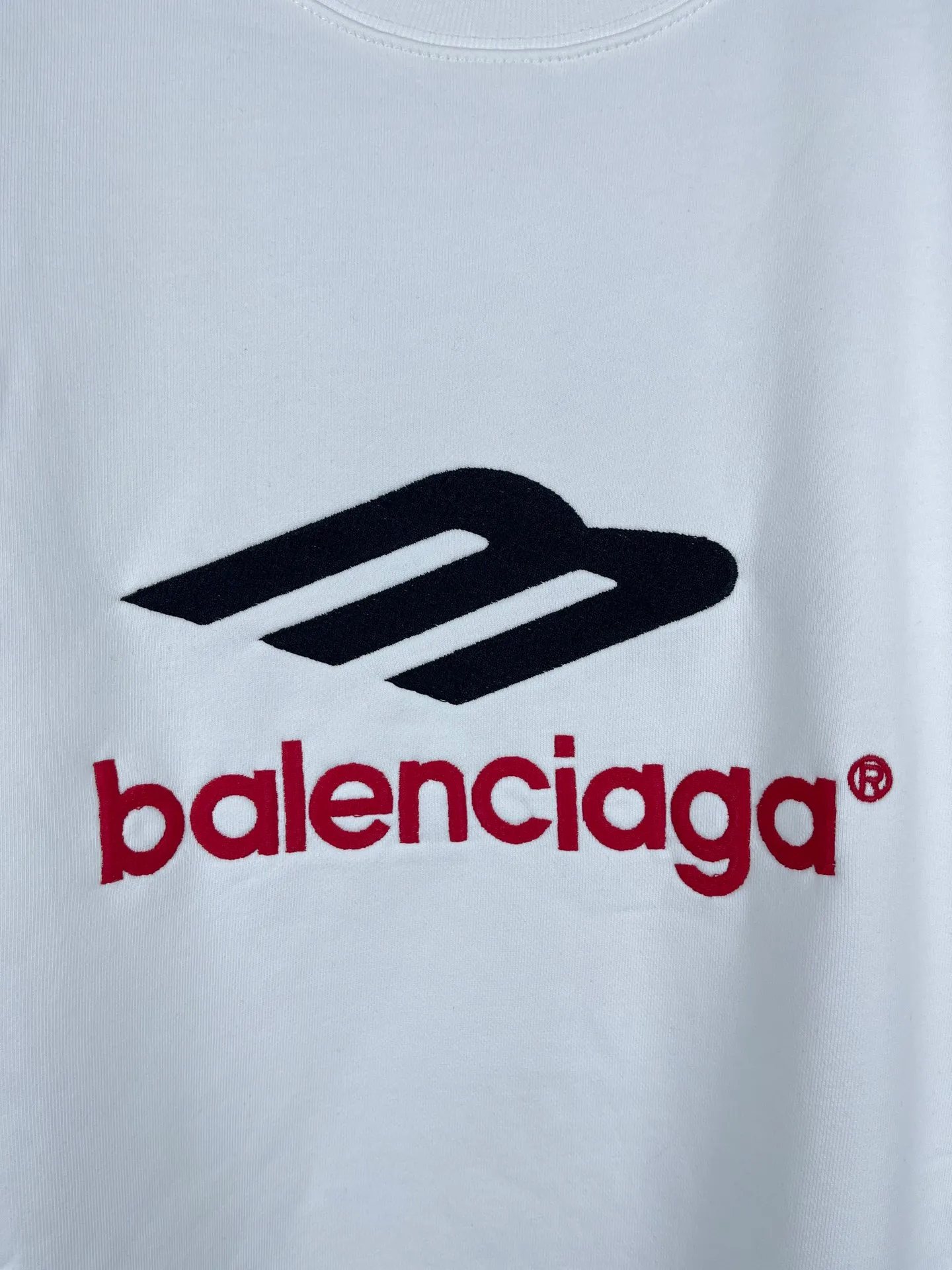 🅿️270 detailed pictures [Top version. Official website quality] BALENCI*GA/Paris BALENCI*GA#2024 latest model, round neck sweatshirt with large letter LOGO icon embroidery. Brick cabinet synchronization. Develop and develop genuine products at the first time. Embroidery. All colors are on the same board. Welcome to compare! The fabric is made of Paris ZP custom-woven and dyed cotton double-yarn large parka. The weight is 450 grams. The cloth surface is clean. The cloth pattern is clear. It is soft and comfortable. It has good color fastness and is not easy to change color. The threads are woven and dyed with no color difference. The embroidery is done using an imported Tajima embroidery machine, with a three-dimensional effect and clear lines. There are no burrs and miscellaneous threads, and the embroidery is of ultra-high craftsmanship. The version adopts OS loose shoulder design. Same style for men and women. Code: BL235571 Color: dark blue gray, white Size: XS S M L