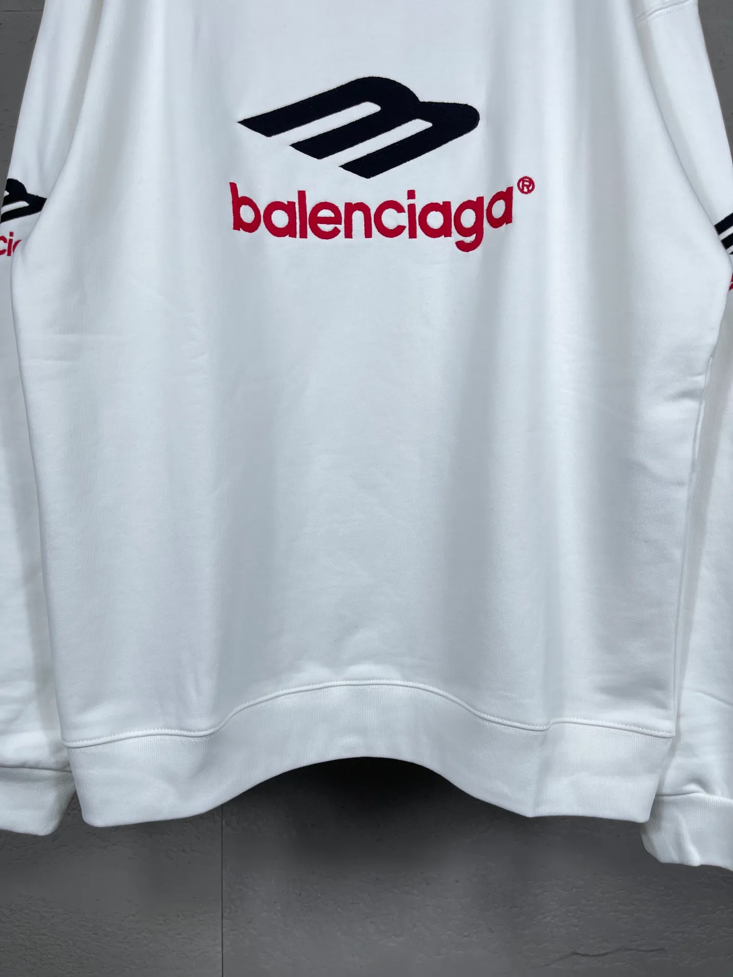 🅿️270 detailed pictures [Top version. Official website quality] BALENCI*GA/Paris BALENCI*GA#2024 latest model, round neck sweatshirt with large letter LOGO icon embroidery. Brick cabinet synchronization. Develop and develop genuine products at the first time. Embroidery. All colors are on the same board. Welcome to compare! The fabric is made of Paris ZP custom-woven and dyed cotton double-yarn large parka. The weight is 450 grams. The cloth surface is clean. The cloth pattern is clear. It is soft and comfortable. It has good color fastness and is not easy to change color. The threads are woven and dyed with no color difference. The embroidery is done using an imported Tajima embroidery machine, with a three-dimensional effect and clear lines. There are no burrs and miscellaneous threads, and the embroidery is of ultra-high craftsmanship. The version adopts OS loose shoulder design. Same style for men and women. Code: BL235571 Color: dark blue gray, white Size: XS S M L