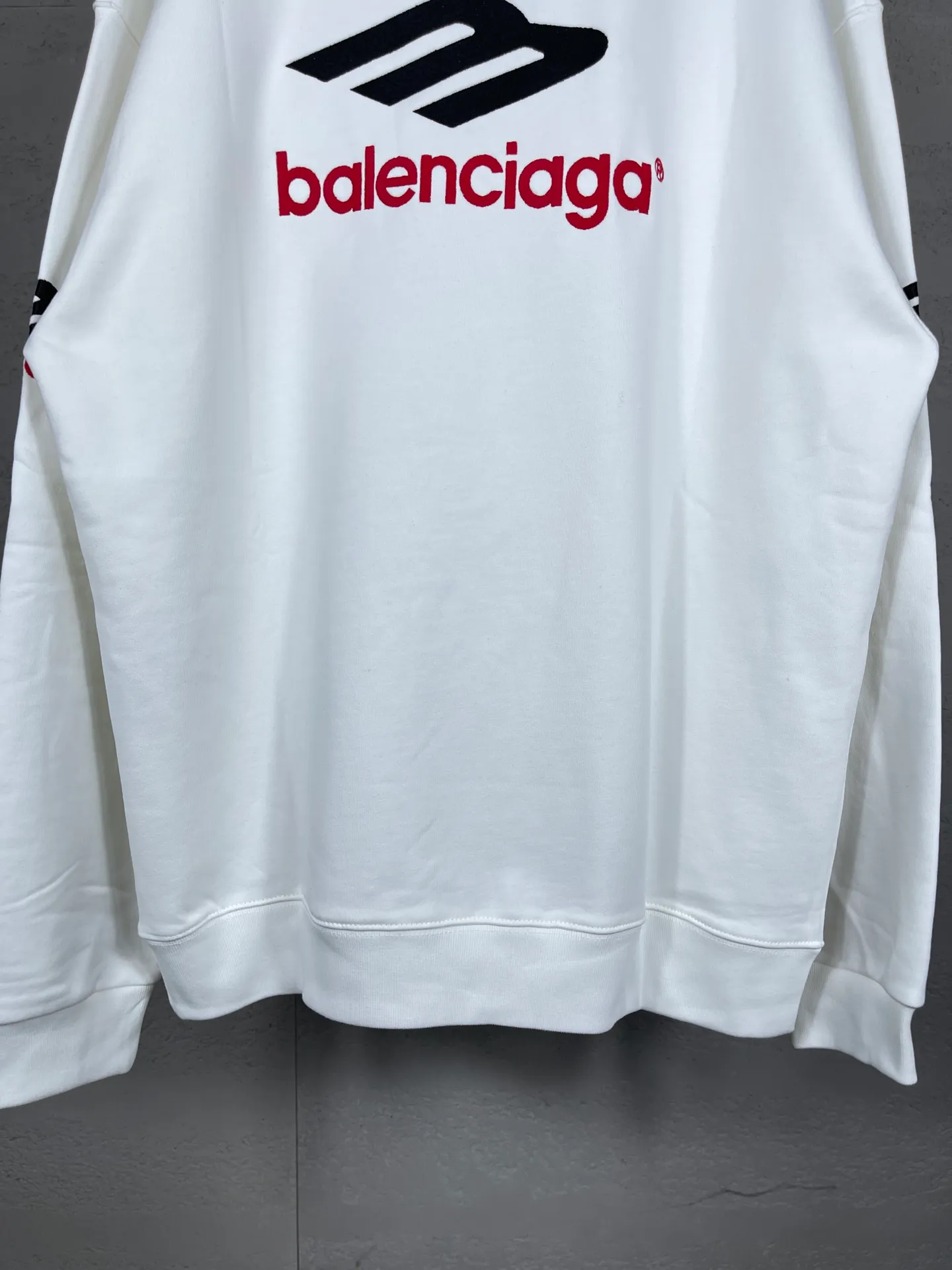 🅿️270 detailed pictures [Top version. Official website quality] BALENCI*GA/Paris BALENCI*GA#2024 latest model, round neck sweatshirt with large letter LOGO icon embroidery. Brick cabinet synchronization. Develop and develop genuine products at the first time. Embroidery. All colors are on the same board. Welcome to compare! The fabric is made of Paris ZP custom-woven and dyed cotton double-yarn large parka. The weight is 450 grams. The cloth surface is clean. The cloth pattern is clear. It is soft and comfortable. It has good color fastness and is not easy to change color. The threads are woven and dyed with no color difference. The embroidery is done using an imported Tajima embroidery machine, with a three-dimensional effect and clear lines. There are no burrs and miscellaneous threads, and the embroidery is of ultra-high craftsmanship. The version adopts OS loose shoulder design. Same style for men and women. Code: BL235571 Color: dark blue gray, white Size: XS S M L