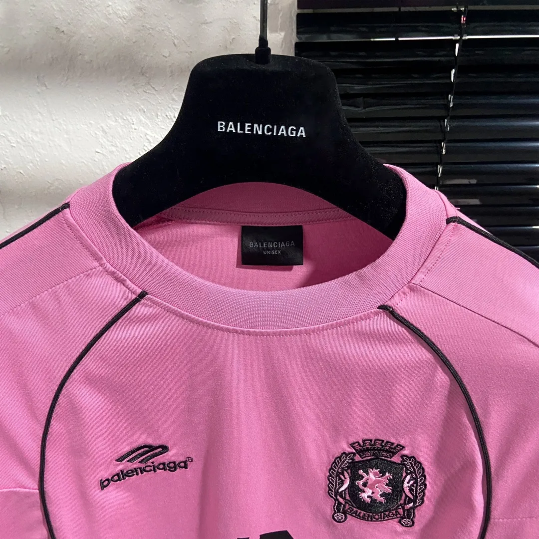 🅿️250 8151# Real photos Top version [[BALENCIA*GA] Official website quality Paris new joint football jersey long-sleeved T-shirt OS version Loose dropped shoulders Unisex style Fabric: 260g 100% cotton double yarn Process: Front and rear panel printing Front panel embroidery Garment washing Shape solid Color: Black White Pink Red Fluorescent Yellow Size: XS S M L