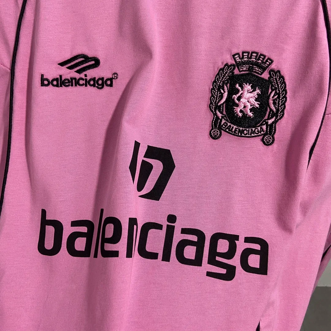 🅿️250 8151# Real photos Top version [[BALENCIA*GA] Official website quality Paris new joint football jersey long-sleeved T-shirt OS version Loose dropped shoulders Unisex style Fabric: 260g 100% cotton double yarn Process: Front and rear panel printing Front panel embroidery Garment washing Shape solid Color: Black White Pink Red Fluorescent Yellow Size: XS S M L
