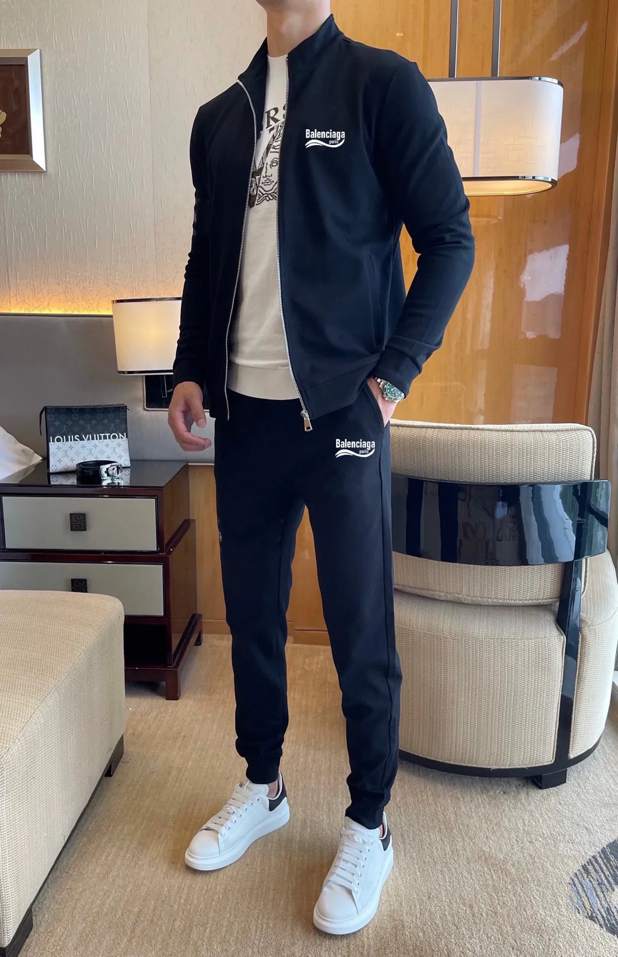 🅿️420 direct batch [BALENCIAGA] (Good news for fat people) hot-selling suit is coming. Focus on the original version of the official website. 2025 new hot-selling cardigan sweater suit. The original order is the best. 🇭🇰The meticulous work of top designers. Just for a fitting and perfect upper body effect. All-natural high-quality Roman cotton 100%, close-fitting comfort, noble and elegant! Original hardware embodies elegance and nobility! Counter size: M-5XL (maximum wear up to 220 pounds)
