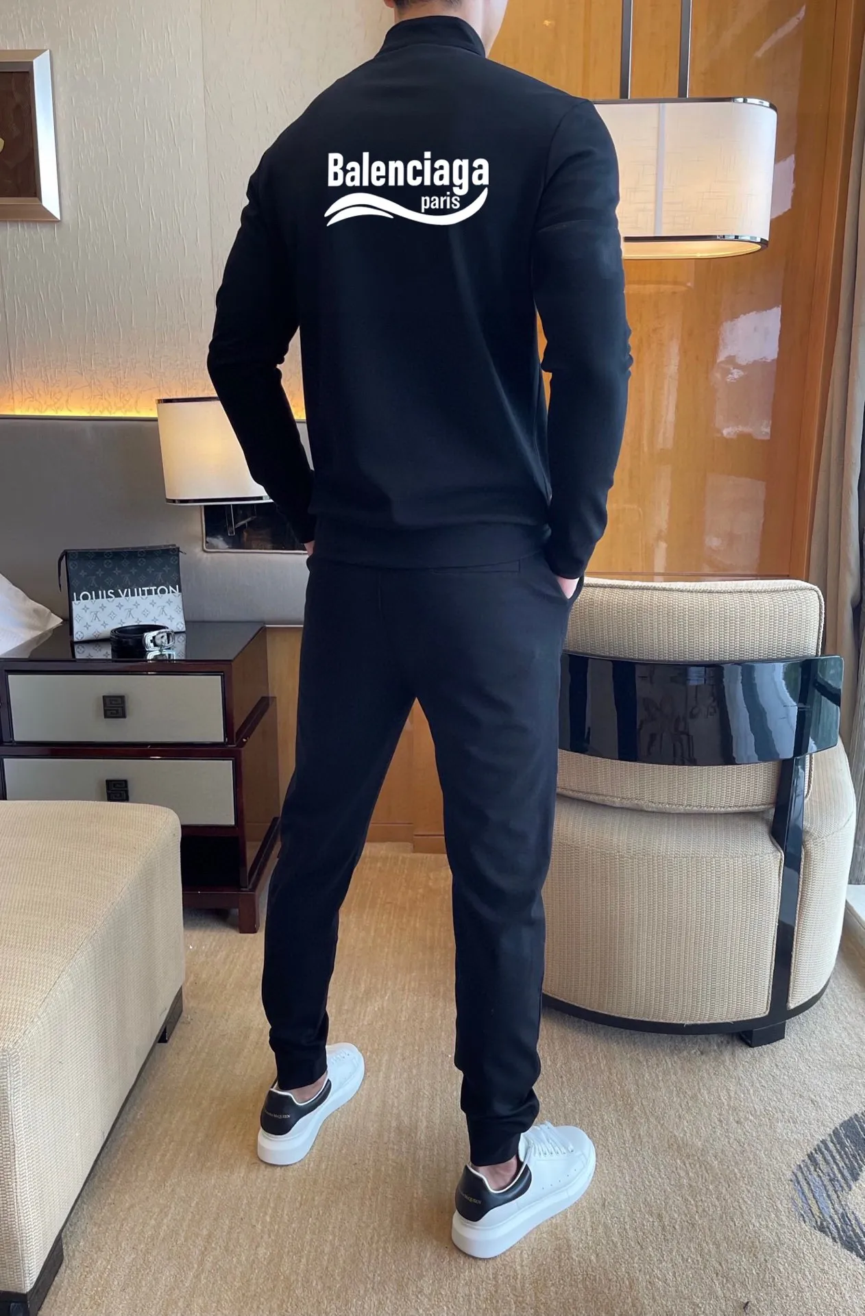 🅿️420 direct batch [BALENCIAGA] (Good news for fat people) hot-selling suit is coming. Focus on the original version of the official website. 2025 new hot-selling cardigan sweater suit. The original order is the best. 🇭🇰The meticulous work of top designers. Just for a fitting and perfect upper body effect. All-natural high-quality Roman cotton 100%, close-fitting comfort, noble and elegant! Original hardware embodies elegance and nobility! Counter size: M-5XL (maximum wear up to 220 pounds)