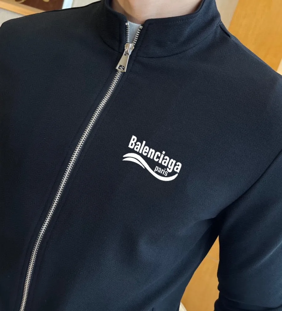 🅿️420 direct batch [BALENCIAGA] (Good news for fat people) hot-selling suit is coming. Focus on the original version of the official website. 2025 new hot-selling cardigan sweater suit. The original order is the best. 🇭🇰The meticulous work of top designers. Just for a fitting and perfect upper body effect. All-natural high-quality Roman cotton 100%, close-fitting comfort, noble and elegant! Original hardware embodies elegance and nobility! Counter size: M-5XL (maximum wear up to 220 pounds)