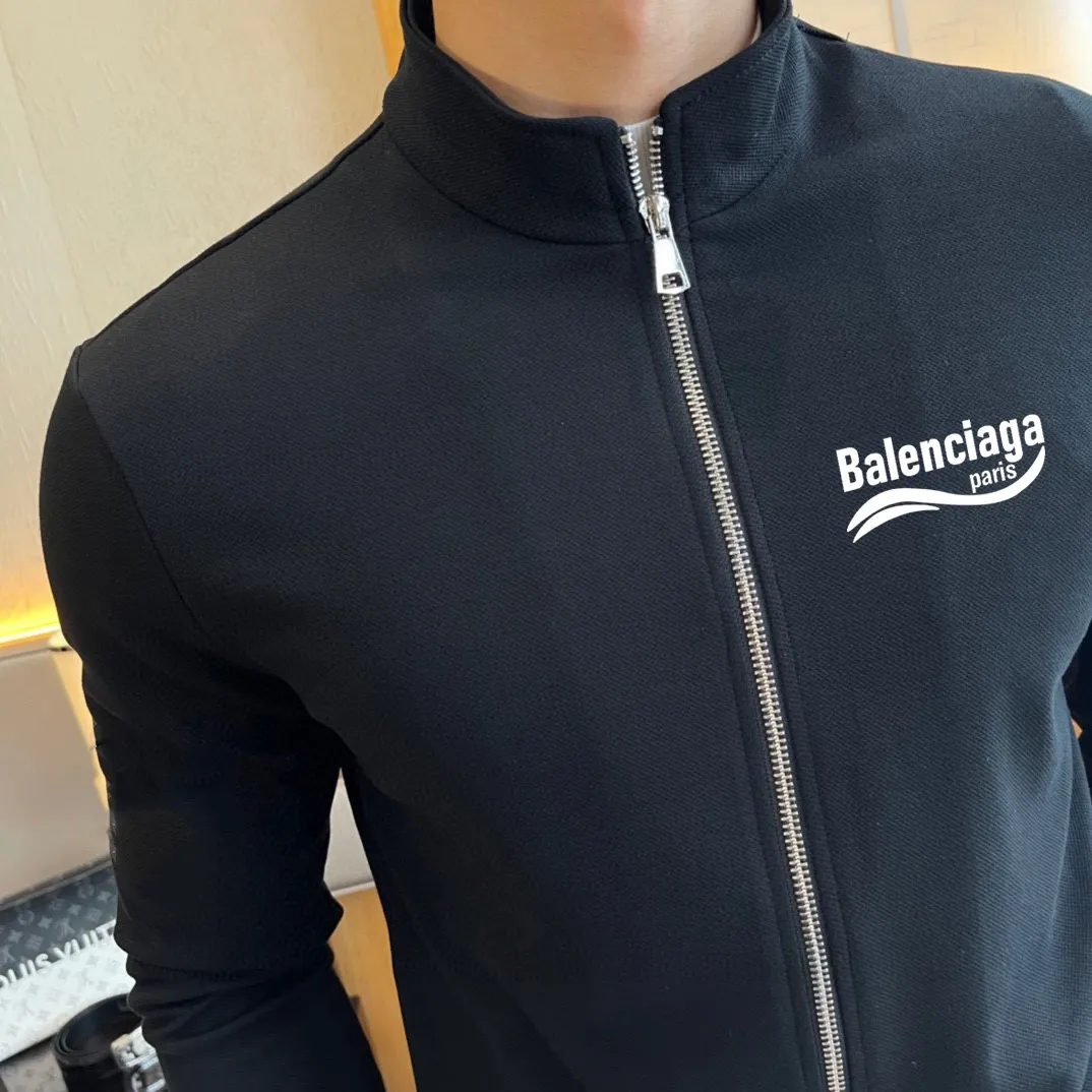 🅿️420 direct batch [BALENCIAGA] (Good news for fat people) hot-selling suit is coming. Focus on the original version of the official website. 2025 new hot-selling cardigan sweater suit. The original order is the best. 🇭🇰The meticulous work of top designers. Just for a fitting and perfect upper body effect. All-natural high-quality Roman cotton 100%, close-fitting comfort, noble and elegant! Original hardware embodies elegance and nobility! Counter size: M-5XL (maximum wear up to 220 pounds)