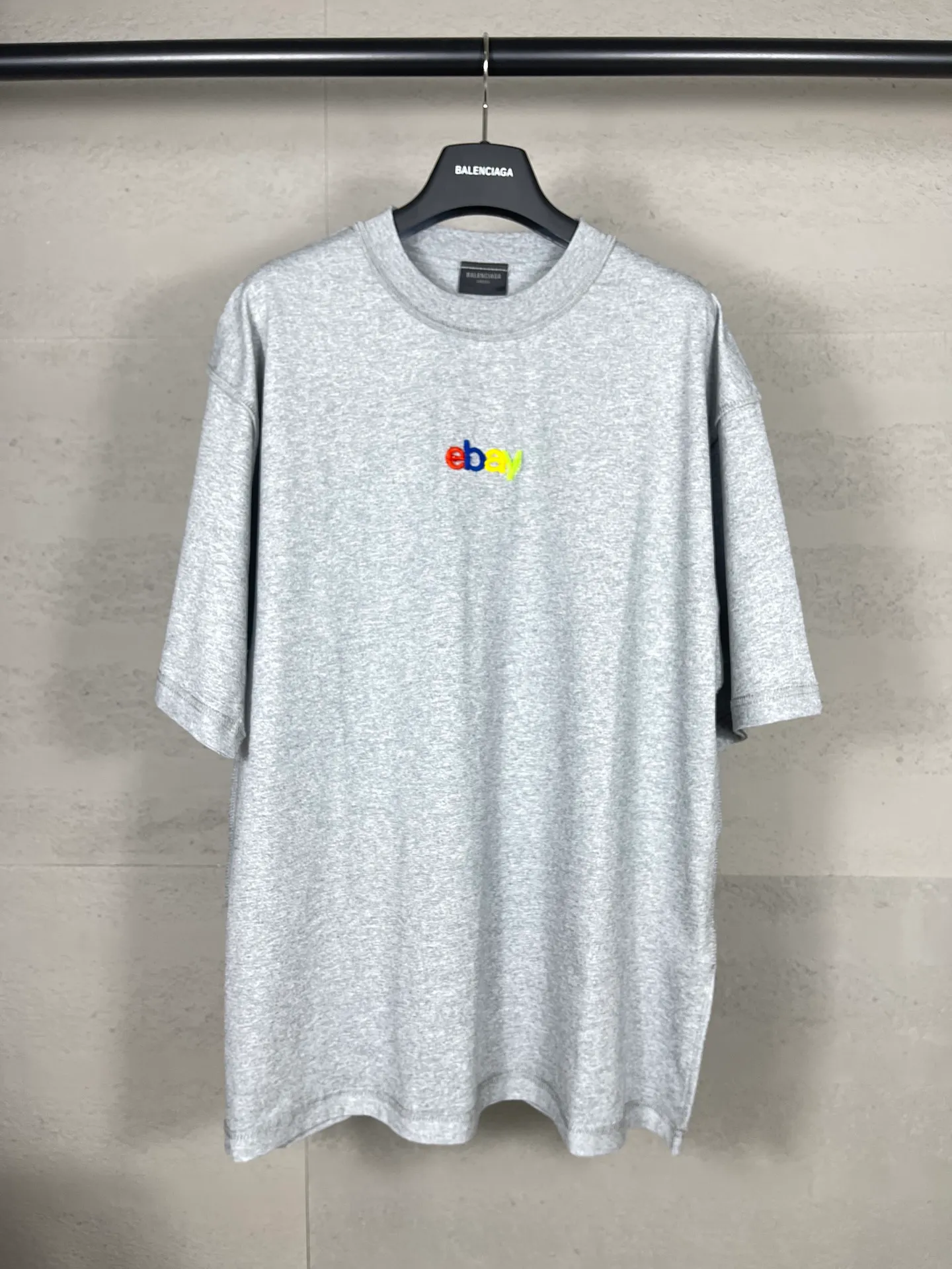 🅿️174 Actual pictures [Top version. Official website quality] BALENCI*GA/Paris #2024 new eBay co-signed embroidered short-sleeved T-shirt, ready-to-wear with reverse stitching. Full sense of design, please pay attention‼ ️The letter embroidery on the chest is worn and worn, and the details of the car logo on the back collar are full, which is very different from the normal market practice. #2024 Spring and Summer Brick Cabinet Synchronization Welcome to compare. The fabric is made of Paris ZP custom-woven and dyed cotton double yarn, with a weight of 260 grams. The cloth surface is clean. The cloth pattern is clear, soft and comfortable. The threads are dyed with no color difference. The classic letter LOGO is embroidered using imported Tajima embroidery machine. The letters are clear and the effect is three-dimensional. Restore the brick cabinet, adopt OS loose shoulder style. Same style for men and women. Code: BL223363 Color: black. Light gray Size: XS to L