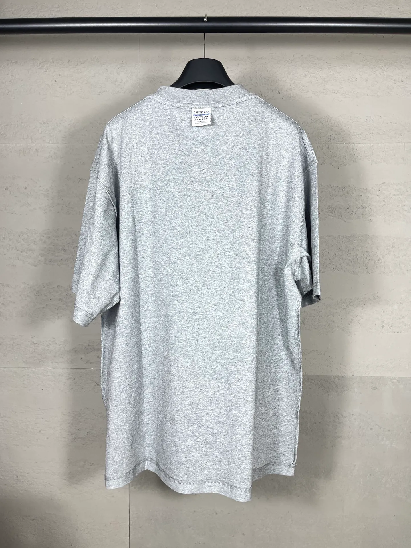 🅿️174 Actual pictures [Top version. Official website quality] BALENCI*GA/Paris #2024 new eBay co-signed embroidered short-sleeved T-shirt, ready-to-wear with reverse stitching. Full sense of design, please pay attention‼ ️The letter embroidery on the chest is worn and worn, and the details of the car logo on the back collar are full, which is very different from the normal market practice. #2024 Spring and Summer Brick Cabinet Synchronization Welcome to compare. The fabric is made of Paris ZP custom-woven and dyed cotton double yarn, with a weight of 260 grams. The cloth surface is clean. The cloth pattern is clear, soft and comfortable. The threads are dyed with no color difference. The classic letter LOGO is embroidered using imported Tajima embroidery machine. The letters are clear and the effect is three-dimensional. Restore the brick cabinet, adopt OS loose shoulder style. Same style for men and women. Code: BL223363 Color: black. Light gray Size: XS to L
