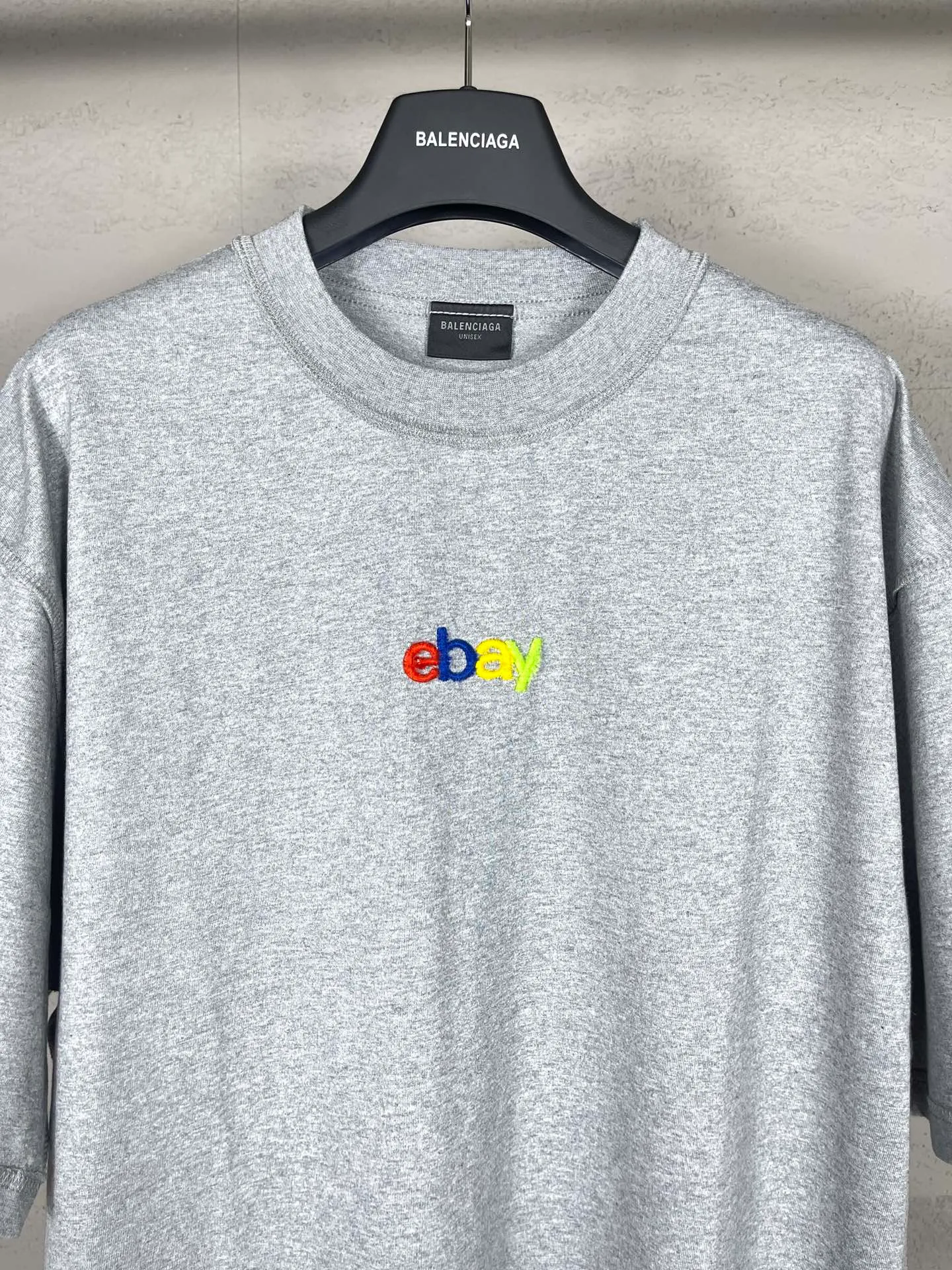 🅿️174 Actual pictures [Top version. Official website quality] BALENCI*GA/Paris #2024 new eBay co-signed embroidered short-sleeved T-shirt, ready-to-wear with reverse stitching. Full sense of design, please pay attention‼ ️The letter embroidery on the chest is worn and worn, and the details of the car logo on the back collar are full, which is very different from the normal market practice. #2024 Spring and Summer Brick Cabinet Synchronization Welcome to compare. The fabric is made of Paris ZP custom-woven and dyed cotton double yarn, with a weight of 260 grams. The cloth surface is clean. The cloth pattern is clear, soft and comfortable. The threads are dyed with no color difference. The classic letter LOGO is embroidered using imported Tajima embroidery machine. The letters are clear and the effect is three-dimensional. Restore the brick cabinet, adopt OS loose shoulder style. Same style for men and women. Code: BL223363 Color: black. Light gray Size: XS to L