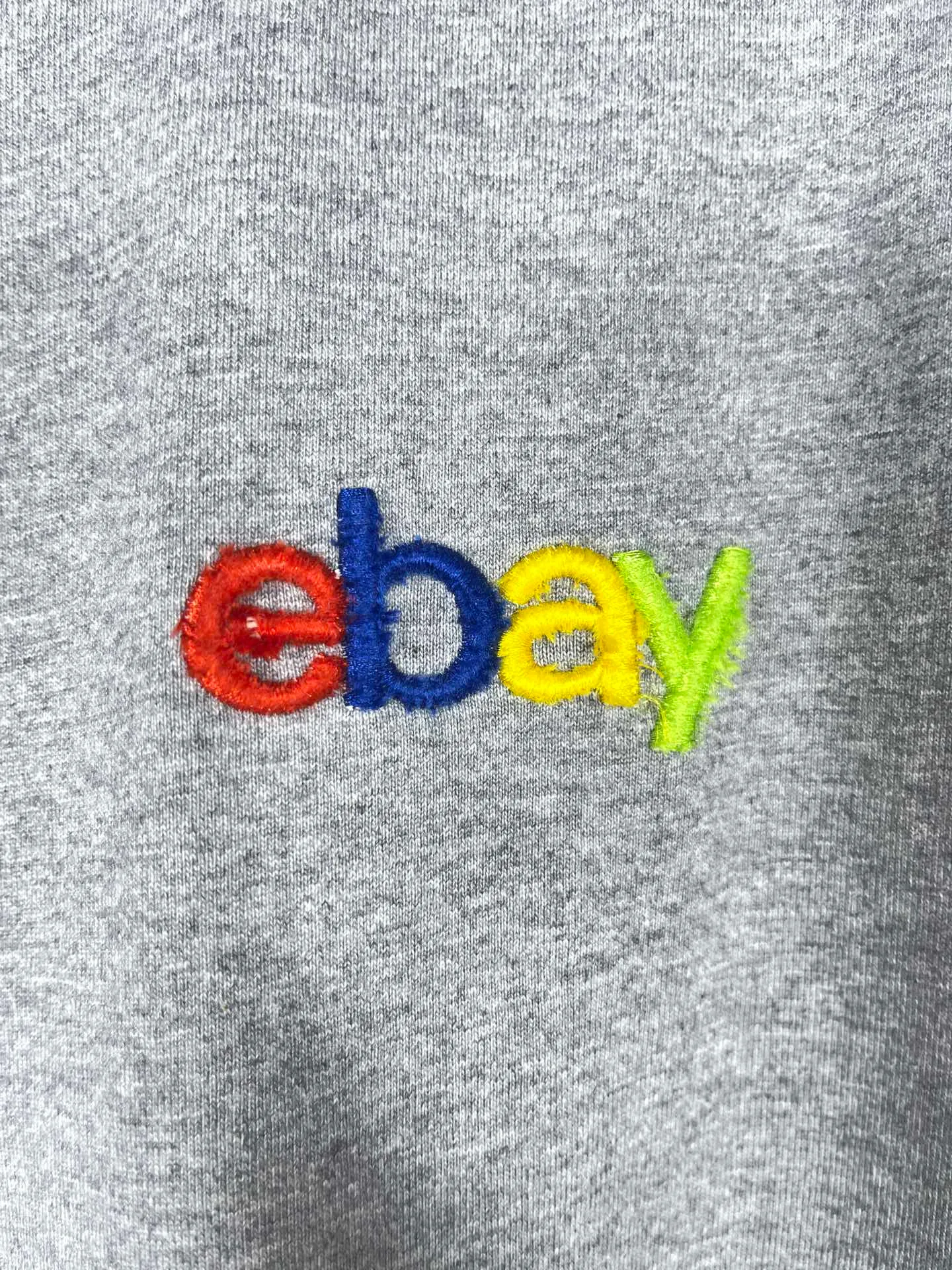 🅿️174 Actual pictures [Top version. Official website quality] BALENCI*GA/Paris #2024 new eBay co-signed embroidered short-sleeved T-shirt, ready-to-wear with reverse stitching. Full sense of design, please pay attention‼ ️The letter embroidery on the chest is worn and worn, and the details of the car logo on the back collar are full, which is very different from the normal market practice. #2024 Spring and Summer Brick Cabinet Synchronization Welcome to compare. The fabric is made of Paris ZP custom-woven and dyed cotton double yarn, with a weight of 260 grams. The cloth surface is clean. The cloth pattern is clear, soft and comfortable. The threads are dyed with no color difference. The classic letter LOGO is embroidered using imported Tajima embroidery machine. The letters are clear and the effect is three-dimensional. Restore the brick cabinet, adopt OS loose shoulder style. Same style for men and women. Code: BL223363 Color: black. Light gray Size: XS to L