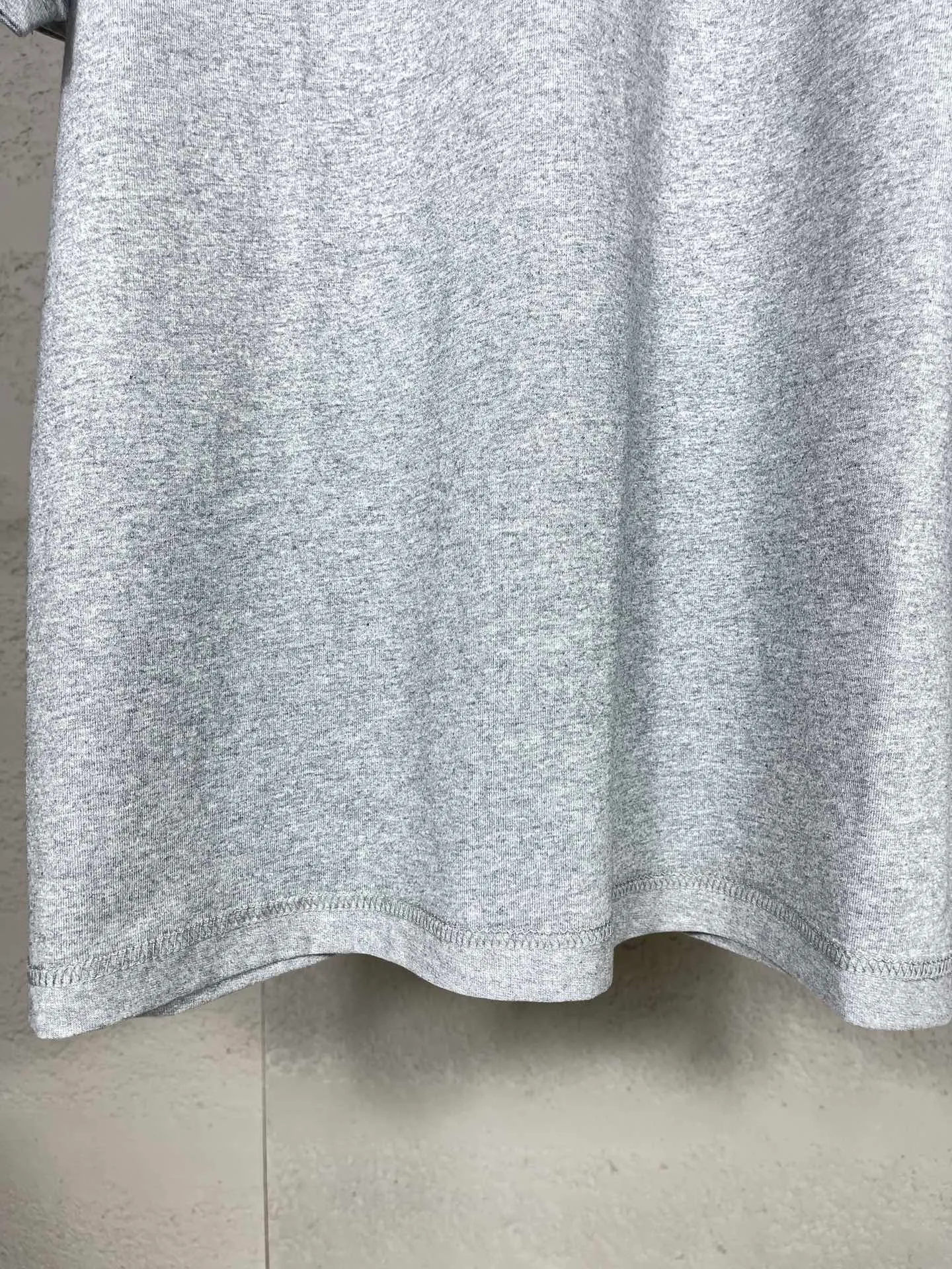 🅿️174 Actual pictures [Top version. Official website quality] BALENCI*GA/Paris #2024 new eBay co-signed embroidered short-sleeved T-shirt, ready-to-wear with reverse stitching. Full sense of design, please pay attention‼ ️The letter embroidery on the chest is worn and worn, and the details of the car logo on the back collar are full, which is very different from the normal market practice. #2024 Spring and Summer Brick Cabinet Synchronization Welcome to compare. The fabric is made of Paris ZP custom-woven and dyed cotton double yarn, with a weight of 260 grams. The cloth surface is clean. The cloth pattern is clear, soft and comfortable. The threads are dyed with no color difference. The classic letter LOGO is embroidered using imported Tajima embroidery machine. The letters are clear and the effect is three-dimensional. Restore the brick cabinet, adopt OS loose shoulder style. Same style for men and women. Code: BL223363 Color: black. Light gray Size: XS to L