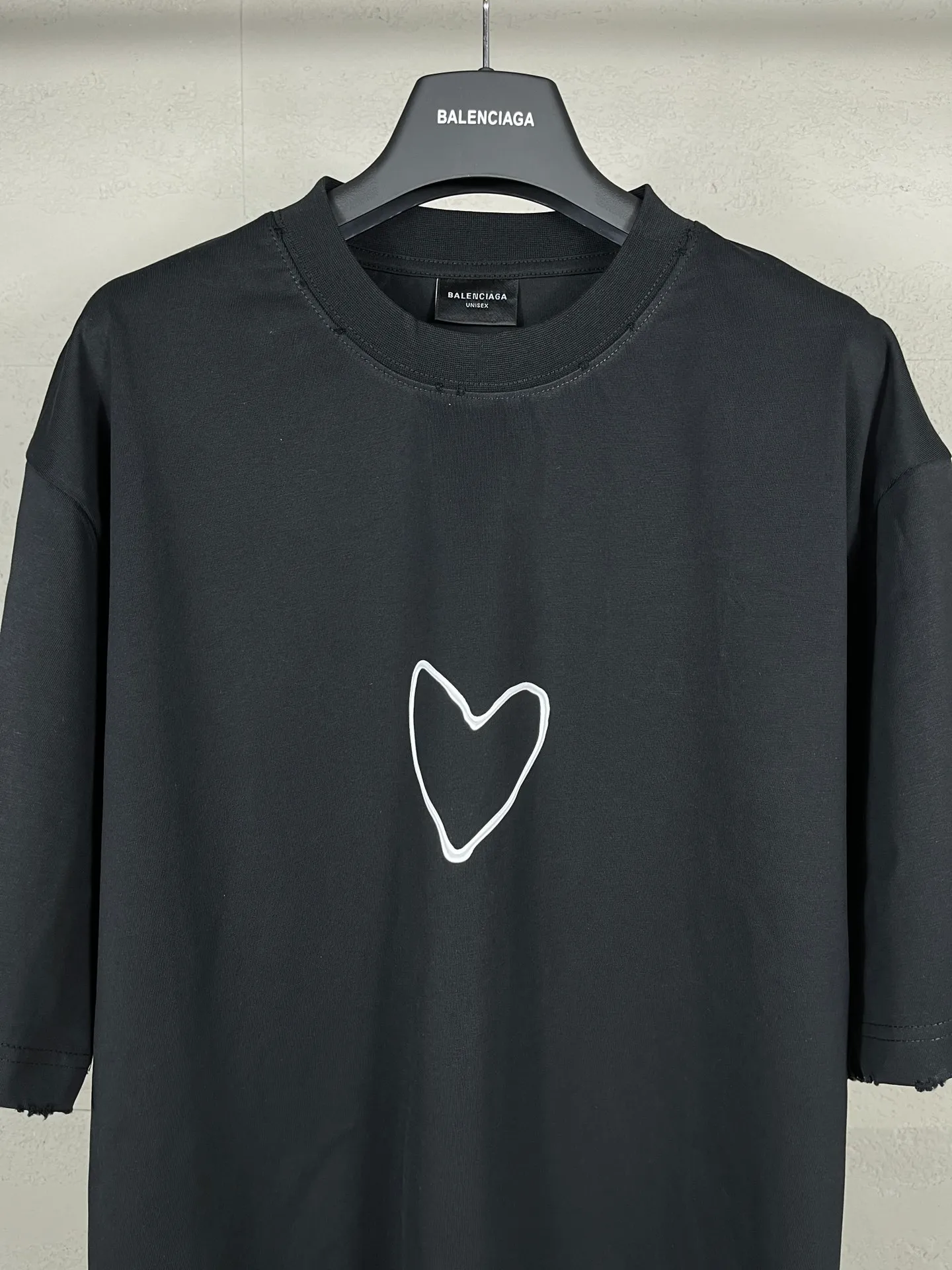 🅿️180 real photos [Top version. Official website quality] BALENCI*GA/Paris. SS24 Paris Chinese Valentine's Day limited edition love LOGO print, finished product washed and worn short-sleeved T-shirt. Brick cabinet synchronization. Genuine product developed at the first time, happy to print and compare! The fabric is made of Paris ZP custom-woven and dyed cotton double yarn. Weighing 260 grams, the cloth surface is clean. The cloth pattern is clear, soft and comfortable. The threads are dyed with no color difference. The printing uses environmentally friendly imported materials. The letters are clear and the effect is three-dimensional. The version adopts OS loose shoulder design. Same style for men and women. Code: BL223606 Color: black, pink Size: XS S M L